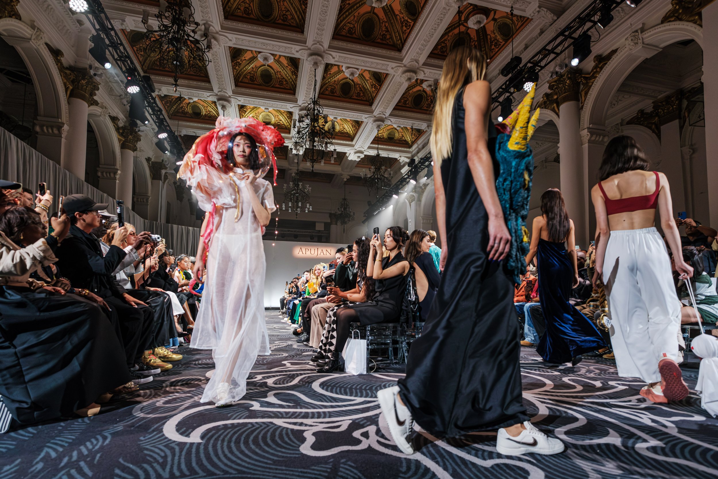 1. APUJAN於倫敦時裝周最新主題 桃的冒險.jpg