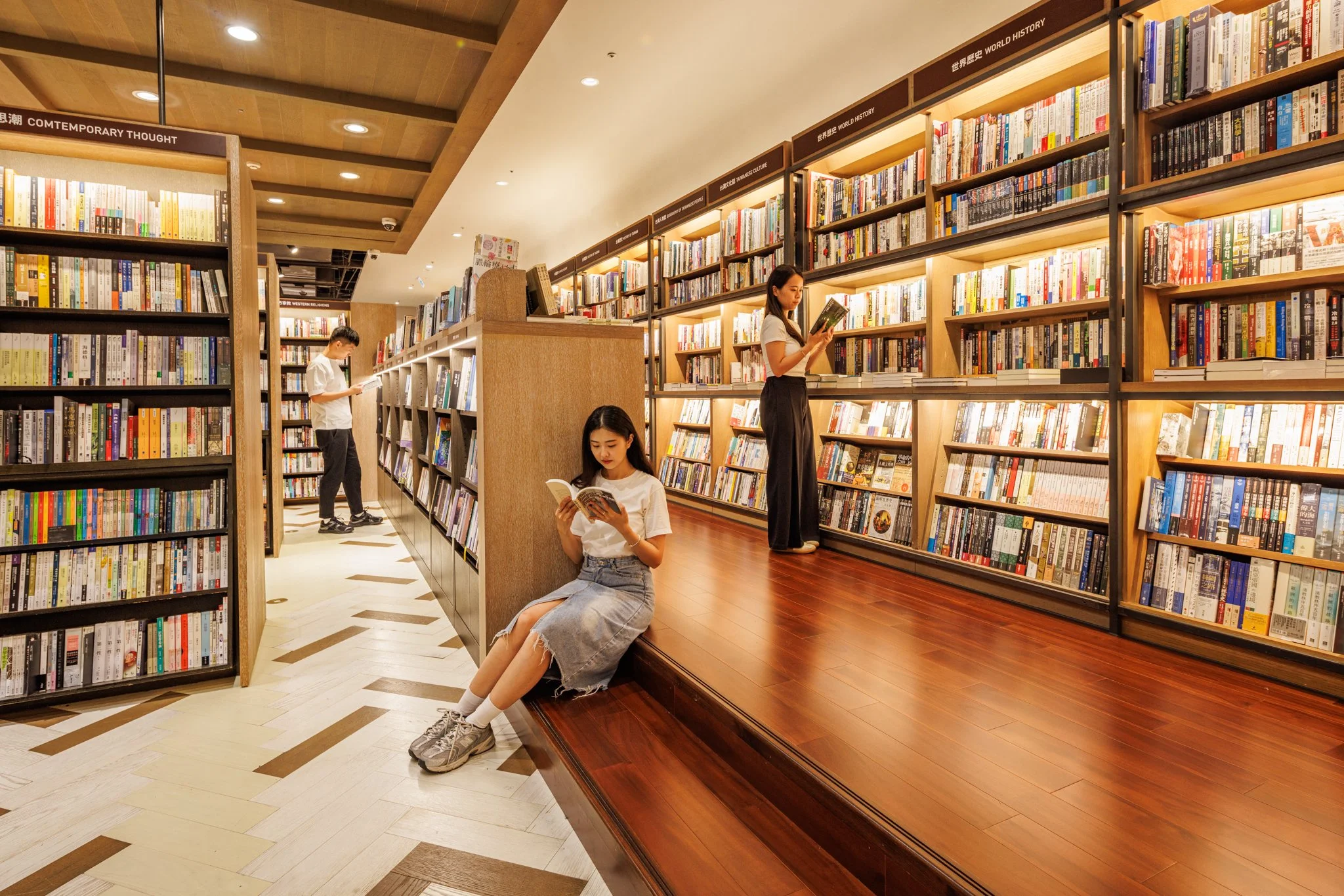 圖1. 誠品松菸24小時書店大幅度分區改裝，今（9.26）嶄新亮相！汲取敦南設計靈感，以沉穩柚木打造供讀者輕鬆閱讀的「坐讀階梯」。.JPG