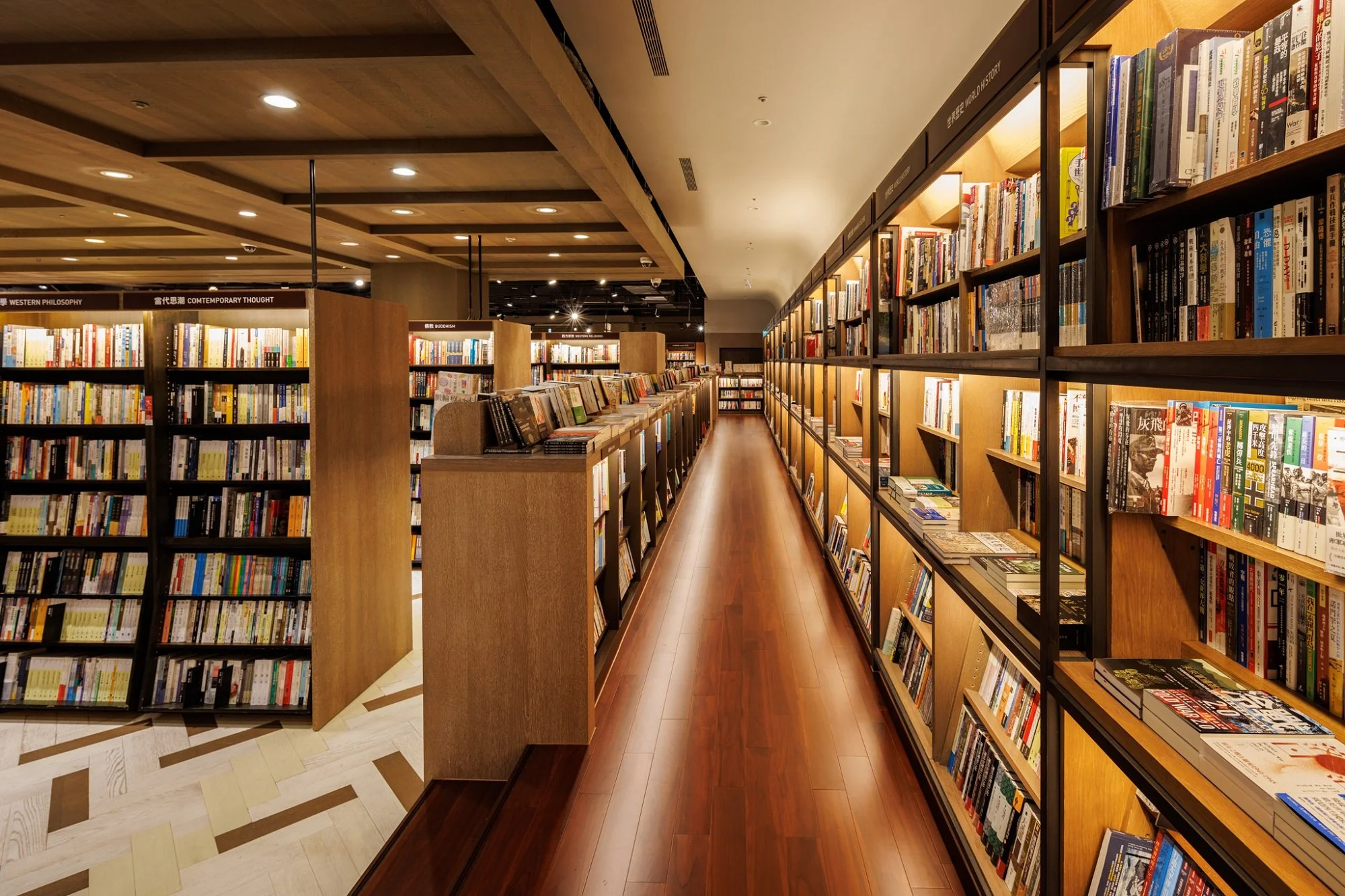 圖3. 誠品松菸24小時書店大幅度分區改裝，今（9.26）嶄新亮相！汲取敦南設計靈感，以沉穩柚木打造供讀者輕鬆閱讀的「坐讀階梯」。.JPG