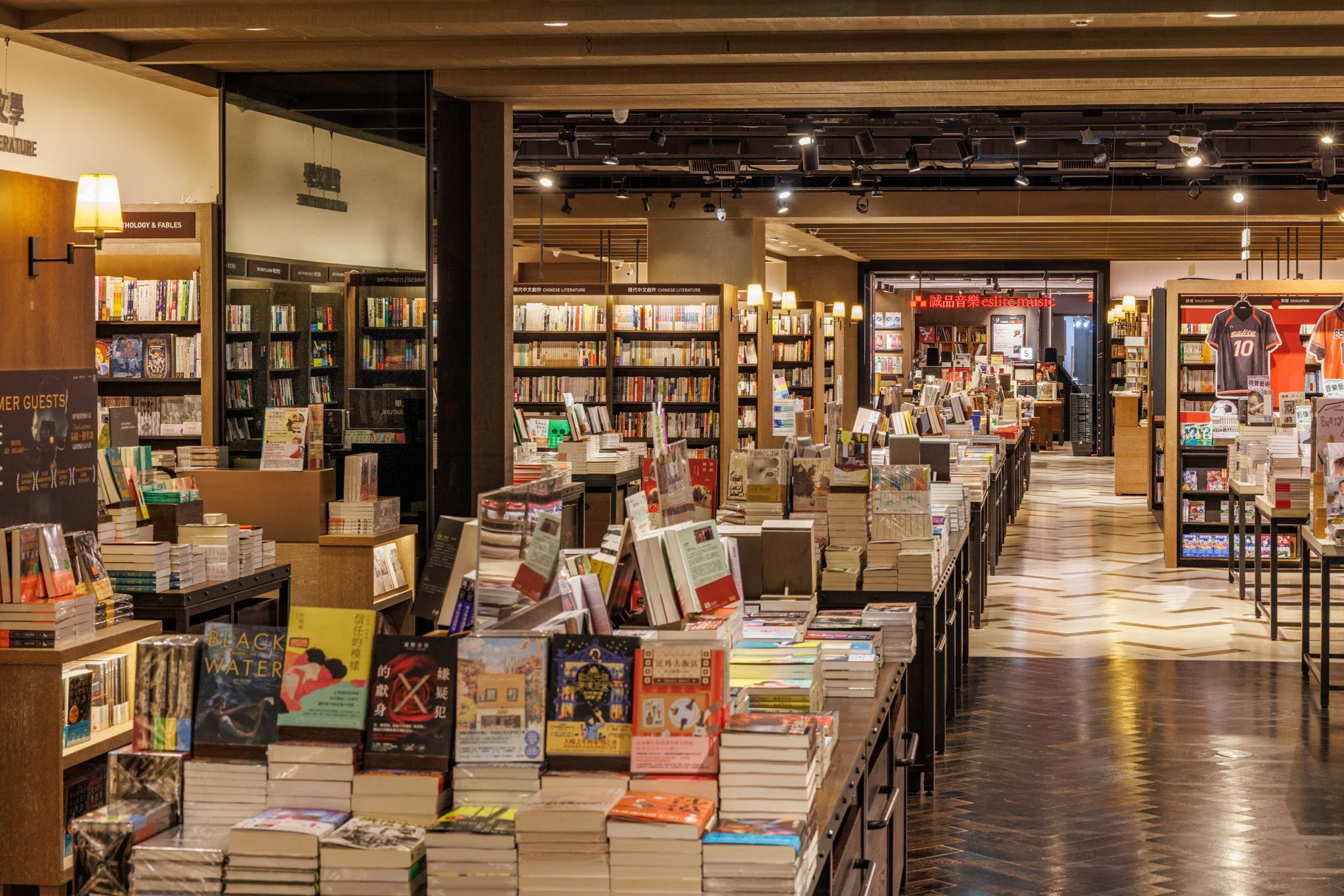 圖5. 誠品松菸24小時書店書量擴增1成達25萬冊，全新「40米閱讀長廊」，更承襲信義大尺度空間感，延伸閱讀想像。.JPG.JPG