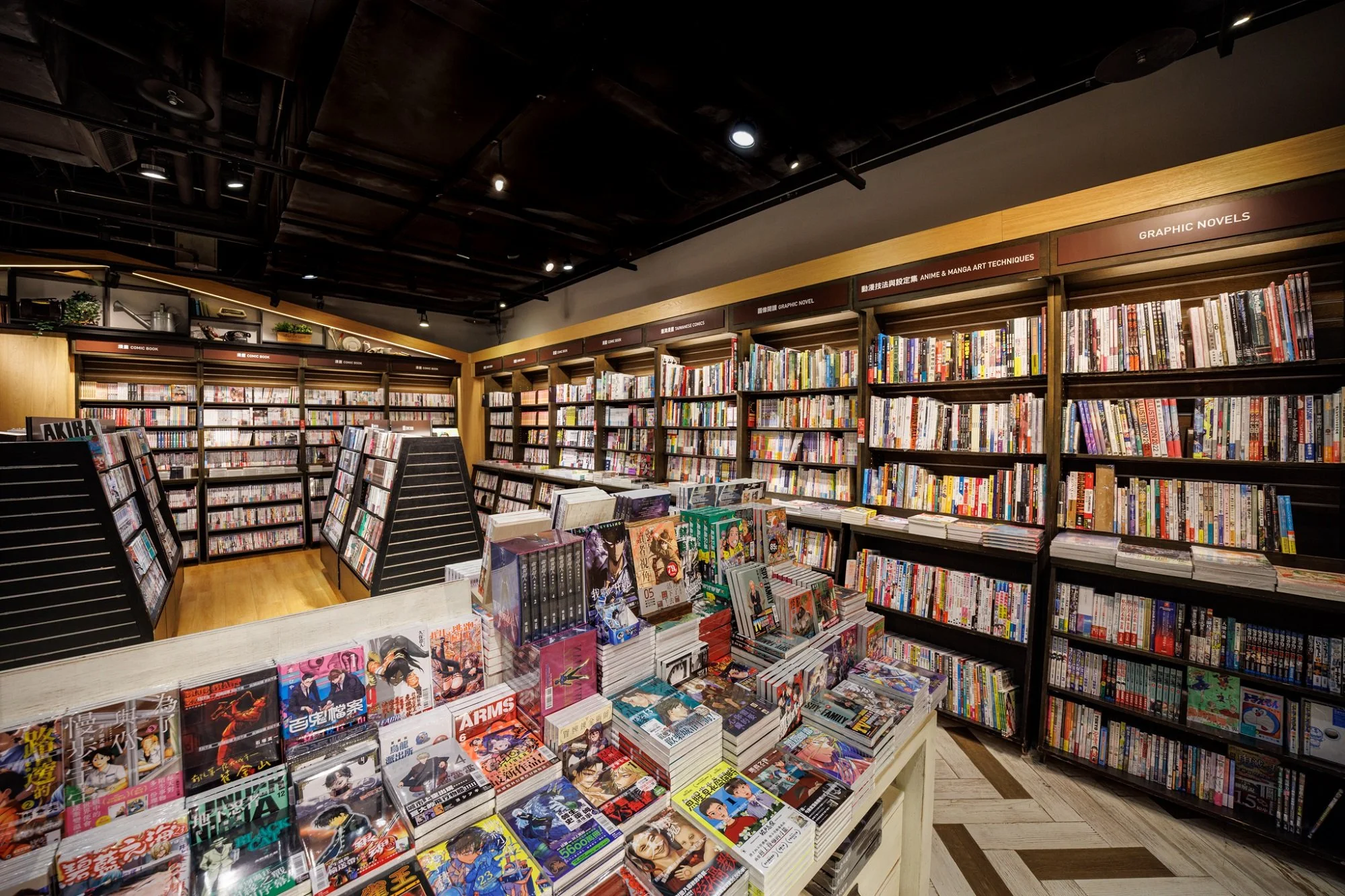 圖9. 誠品松菸24小時書店集結上萬冊輕小說、漫畫及熱銷周邊打造一站式圖像專區，吸引Z世代年輕讀者齊聚。.JPG
