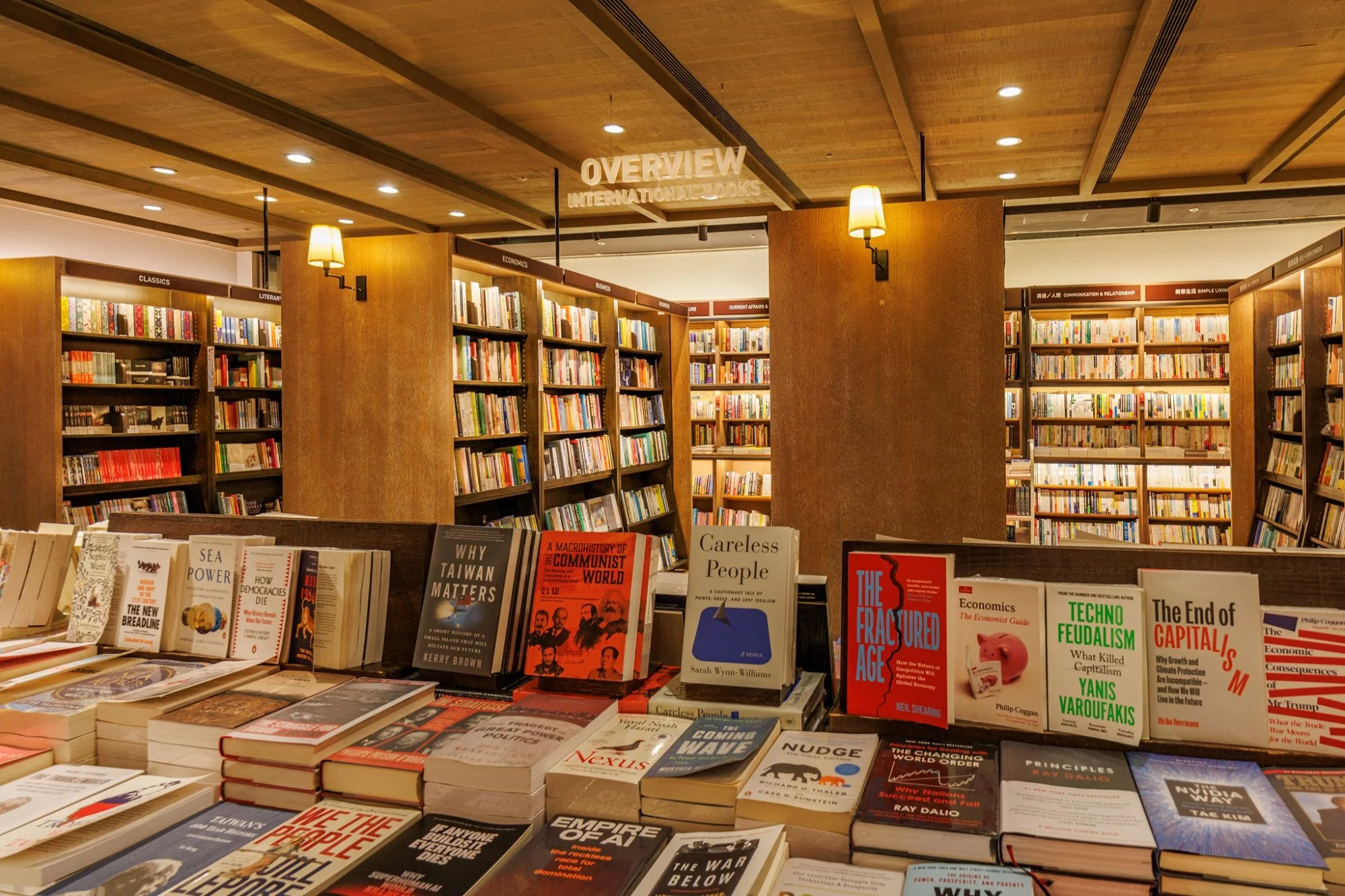 圖10. 誠品松菸24小時書店3大特色書區引發讀者關注！像是誠品選書最多元的外文書區。.JPG