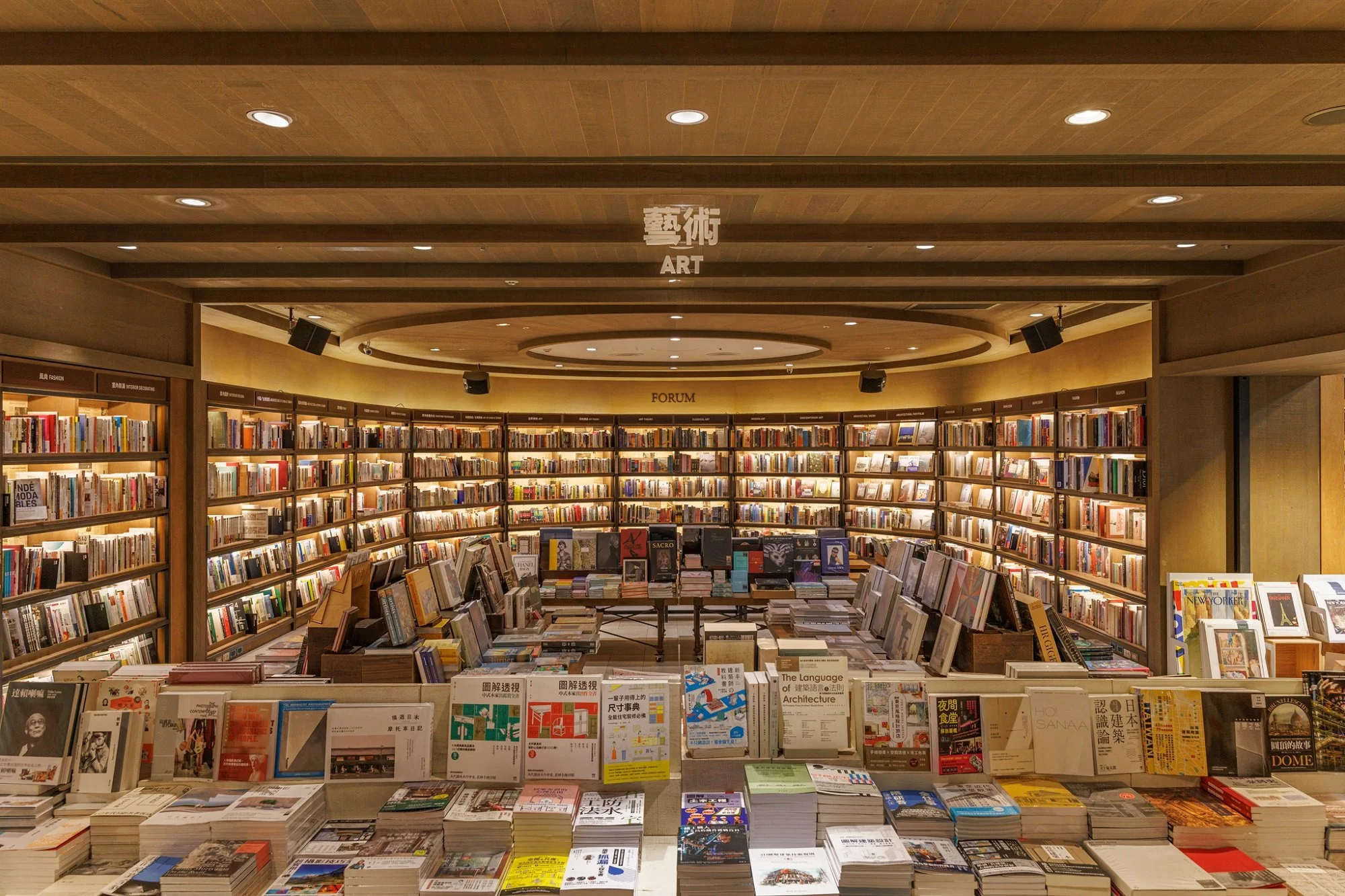 圖11. 誠品松菸24小時書店3大特色書區引發讀者關注！像是藏書最豐富的藝術書區，獨家精選超現實主義大師達利作品全紀錄《Dalí：Baby Sumo》等藝術大書。.JPG