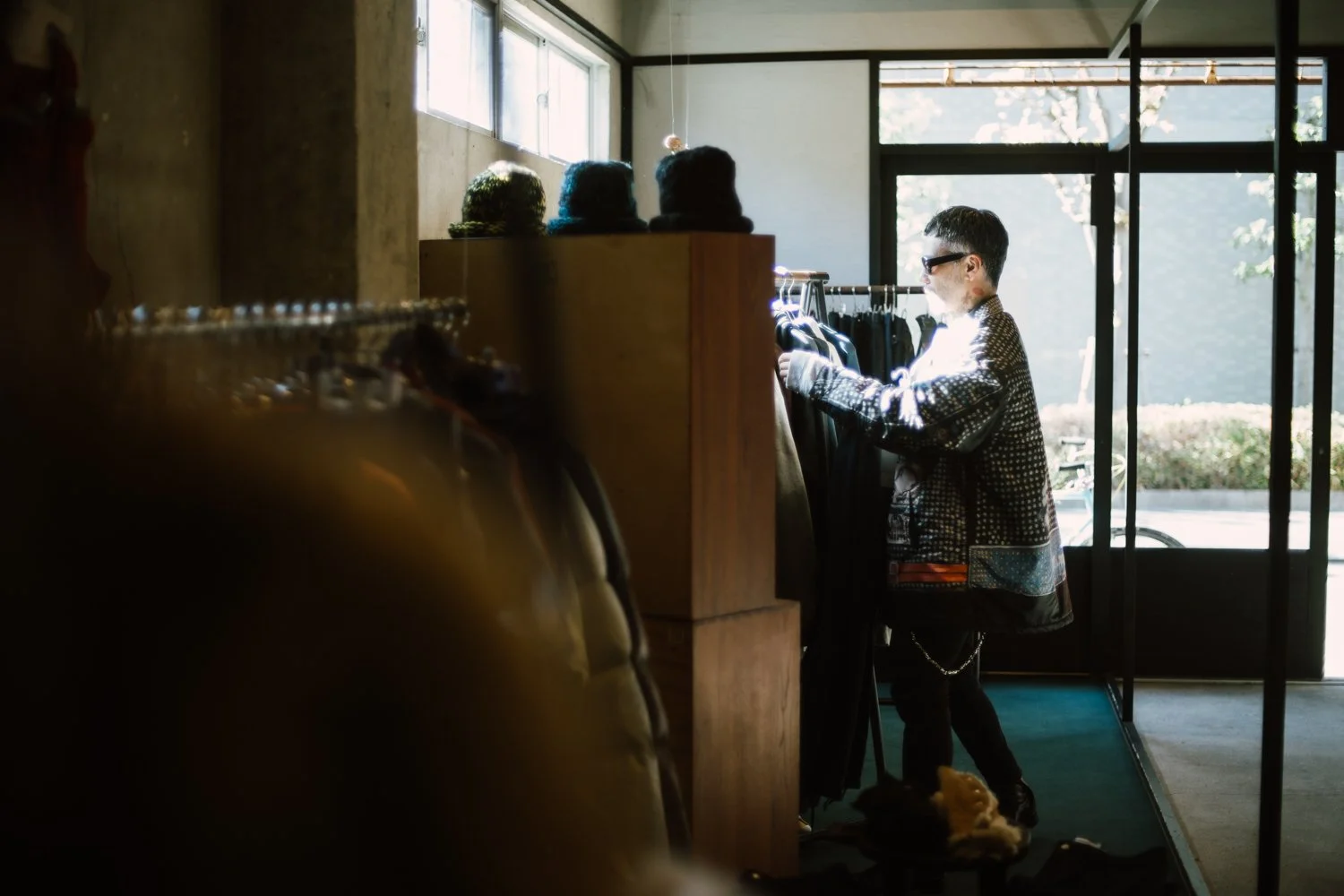 比起服裝，真正的時尚來自強大的內在：谷篤人的反叛穿搭，是副柔美盔甲｜〈I LOVE CLOTHES ♡ 服が好き〉  