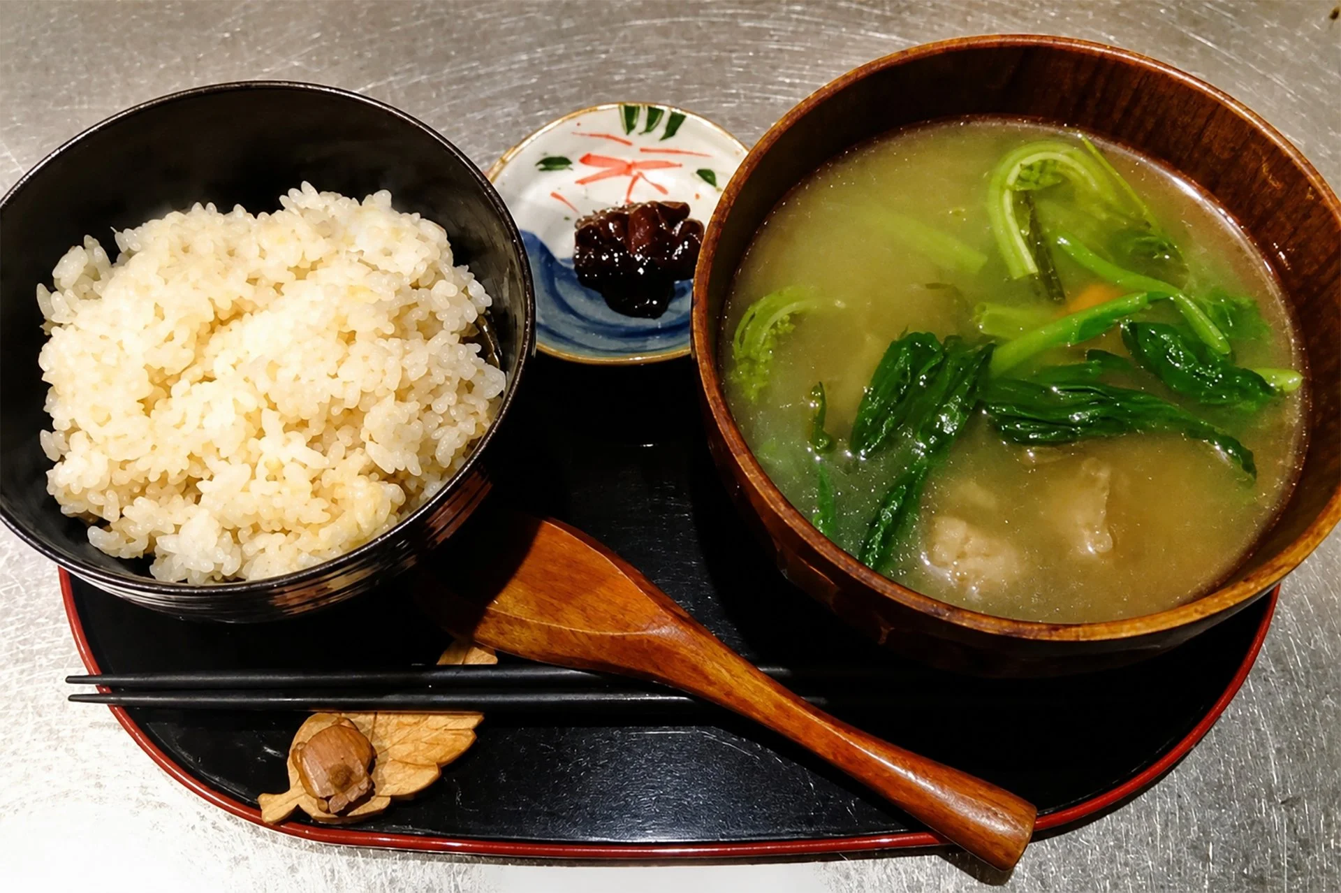 以山菜與鹿肉燉煮而成的湯品「Yuk Ohaw（ユックオハウ）」.jpg