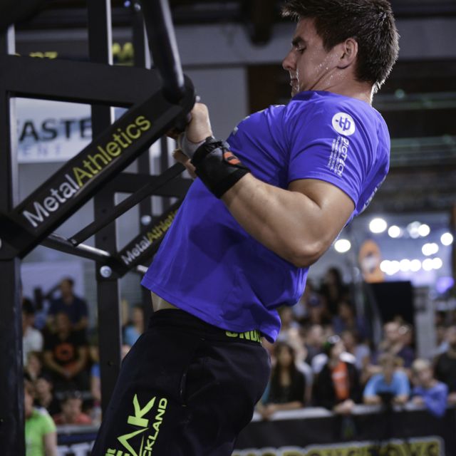 A chest-to-bar pull up