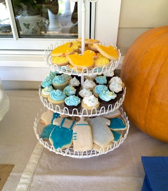 Baby shower Cookies and Cupcakes