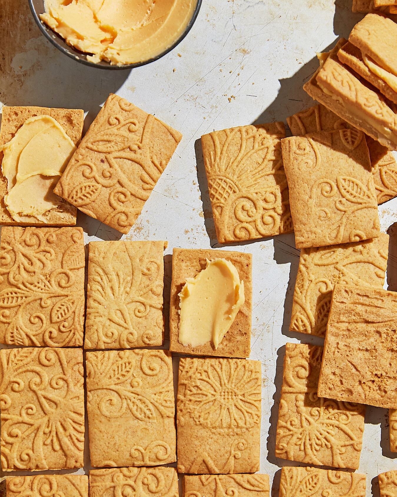 I&rsquo;m surrounded by 10 different types of cookie right now for a little project 😬 Finally perfected these homemade custard creams - the key was making the biscuit dough far less sweet than you think you&rsquo;d want so that the custard buttercre