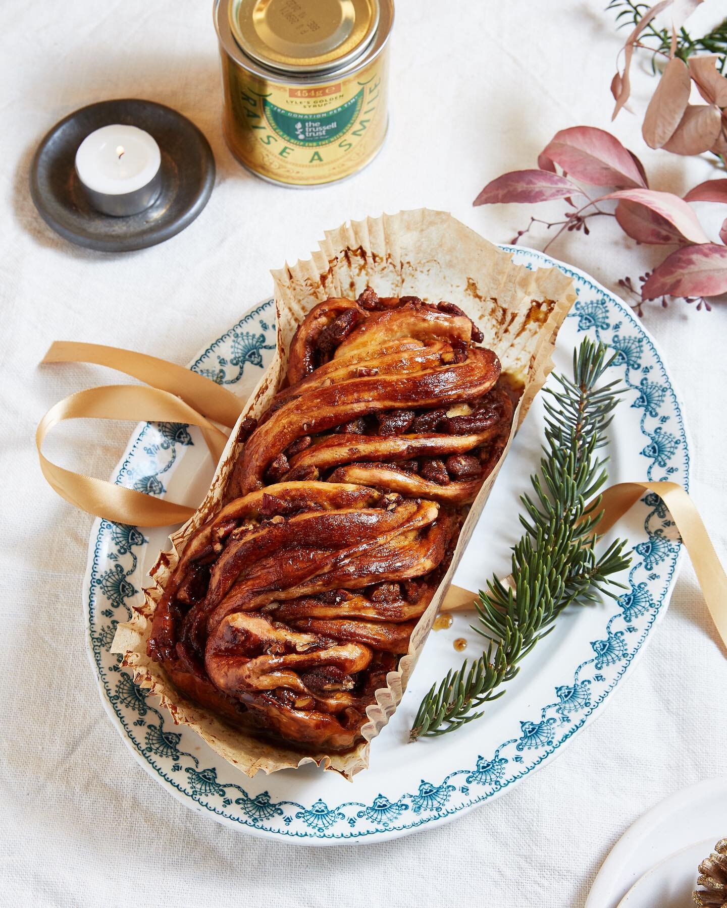 (AD) All I want to bake at this time of year are bread-based treats like this Cinnamon-Pecan Babka - it&rsquo;s a no-knead dough (base recipe is adapted from @breadin5) with a gooey filling, soaked with @lylesgoldensyrup post-bake to keep it soft &am