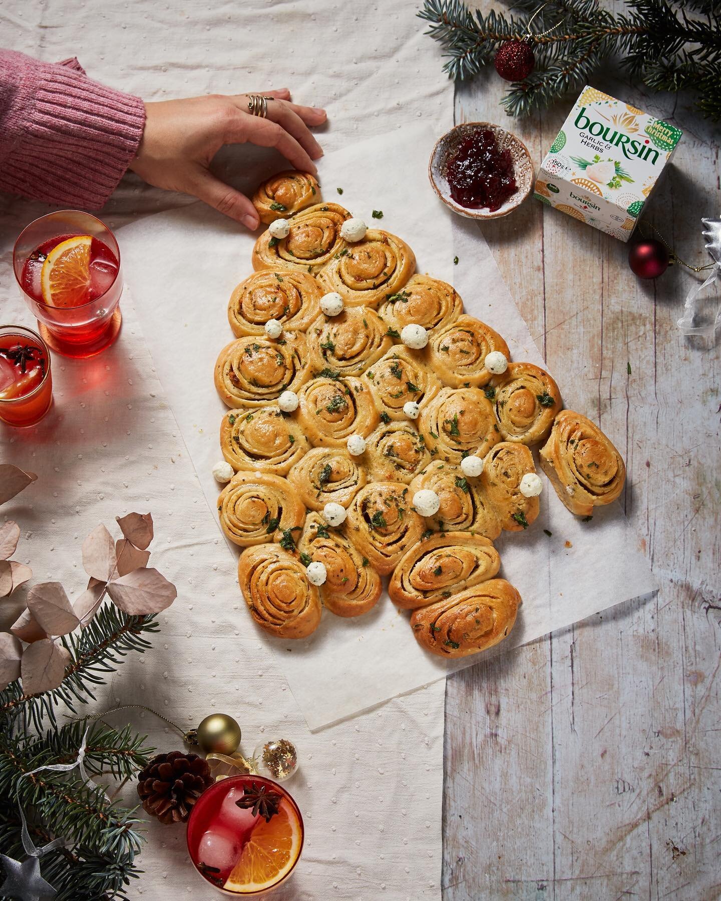 (AD) It&rsquo;s GIVEAWAY time! In collaboration with @Boursinuk, I&rsquo;m giving away a Boursin bundle to inspire you to make your own festive culinary creations 🎄. I&rsquo;ve used Boursin Garlic &amp; Herbs in this cheesy garlic pull-apart bread (