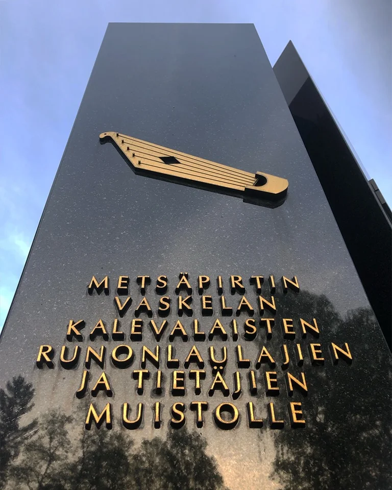 Sukututkimuksen mukaan meidän suku on Metsäpirtistä, Laatokan rannalta olevasta pitäjästä.