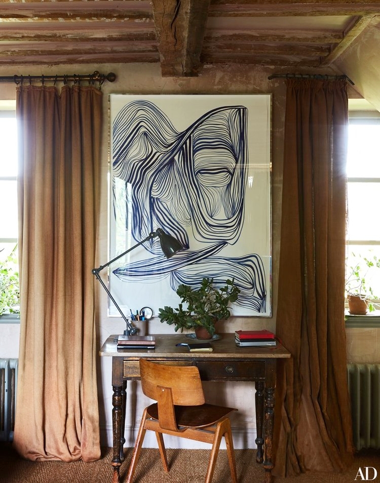 And what about this abstract ink meets mid-century desk chair meets overall woodsy farm look ? Je love it!