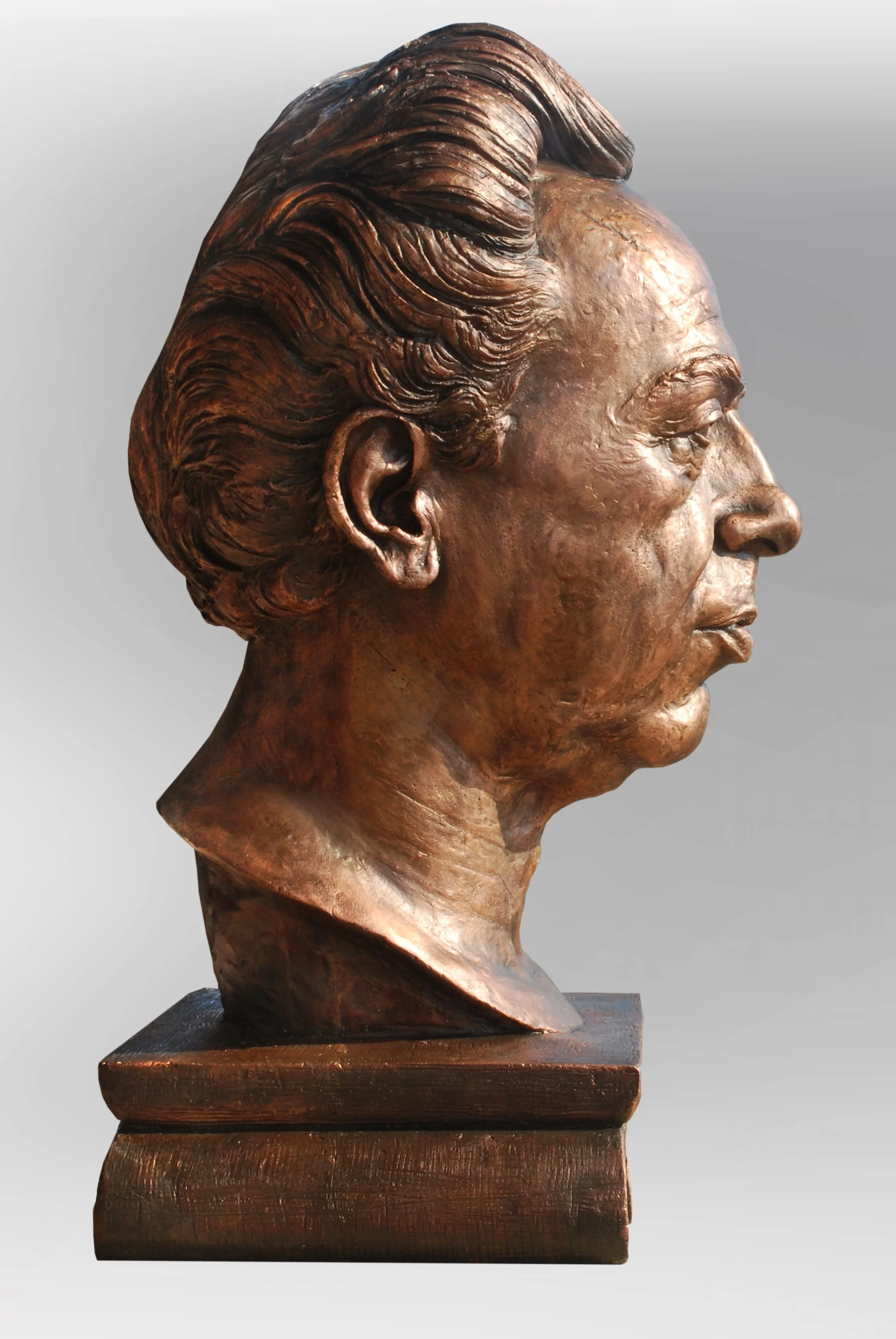 writer Ismail Kadare bronze dim 30,5 x 17,5 x 14,8 inch year 2012 price 85000.$.jpg