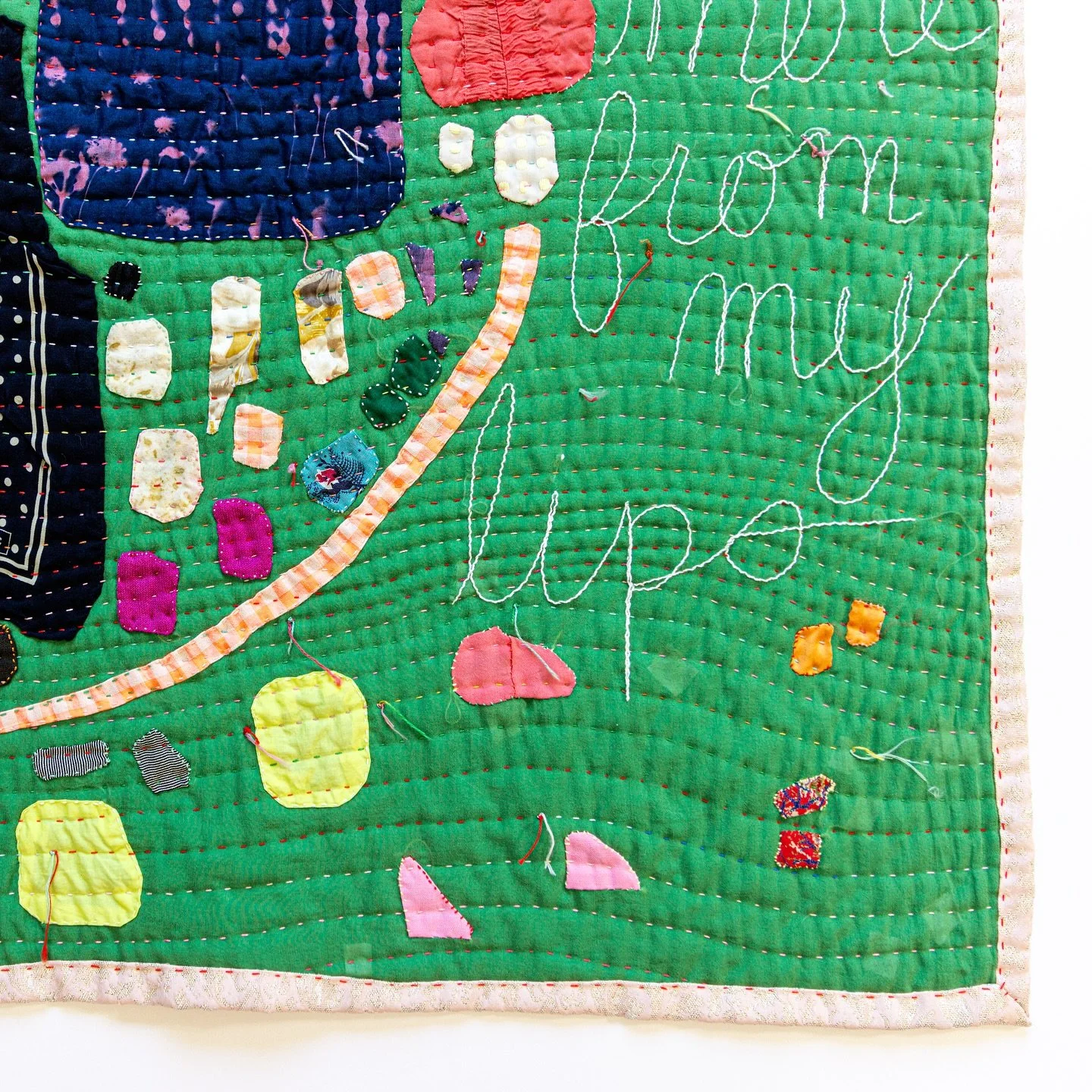 I love a hand-bound quilt! It was kinda fun focusing on these corners for the newly-required pics in my #QuiltCon submissions this year. 
🧵🪡
All of these use the backing as binding, for a ruler &amp; iron-free binding job&mdash;my favorite. Learn m