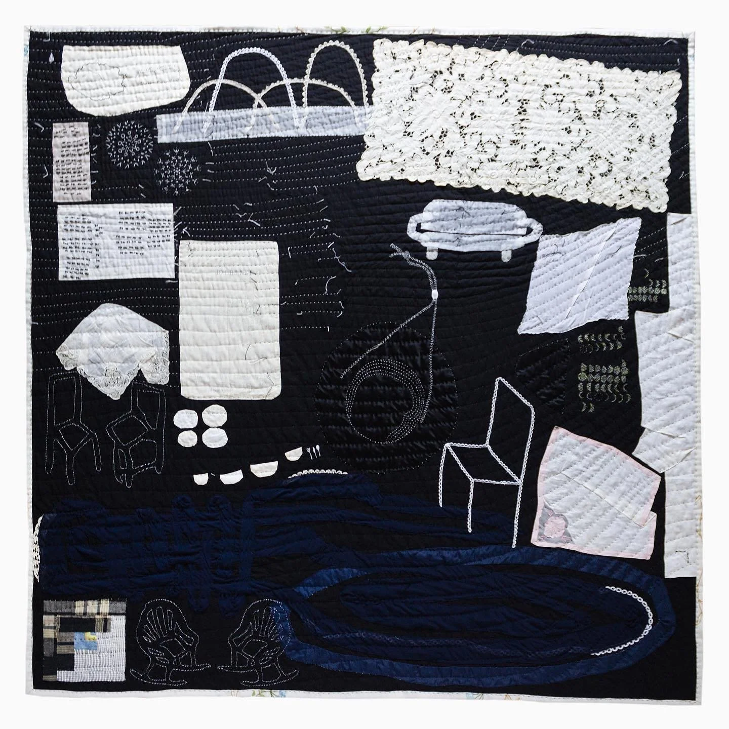 Happy Halloween! This quilt is a love letter to my partner Beau (swipe to see him under the quilt, as a ghost!👻), and I&rsquo;m thrilled that it&rsquo;s currently in QUILTS=ART=QUILTS at @schweinfurthart. It recently opened &amp; @brentmcgeequilts f
