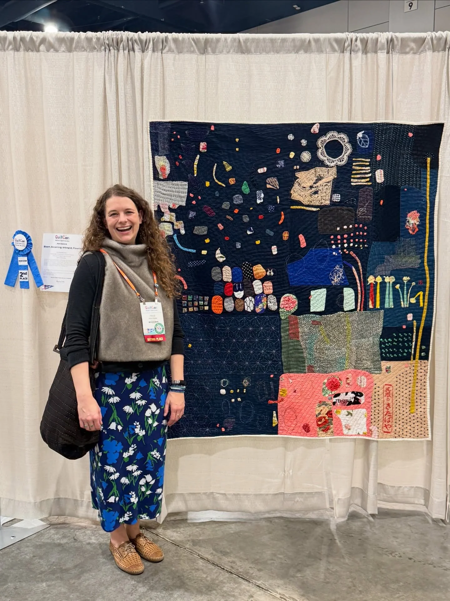 #QuiltCon!!! Thank you to @themqg &amp; jurors @carsonconverse @latifahsaafirstudios &amp; @thefarmersdaughterfibers, I&rsquo;m so excited to&rsquo;ve received 2nd place in Handwork for my quilt Bloom, Becoming, Intrepid, Flourish. 💛 

A fun fact is