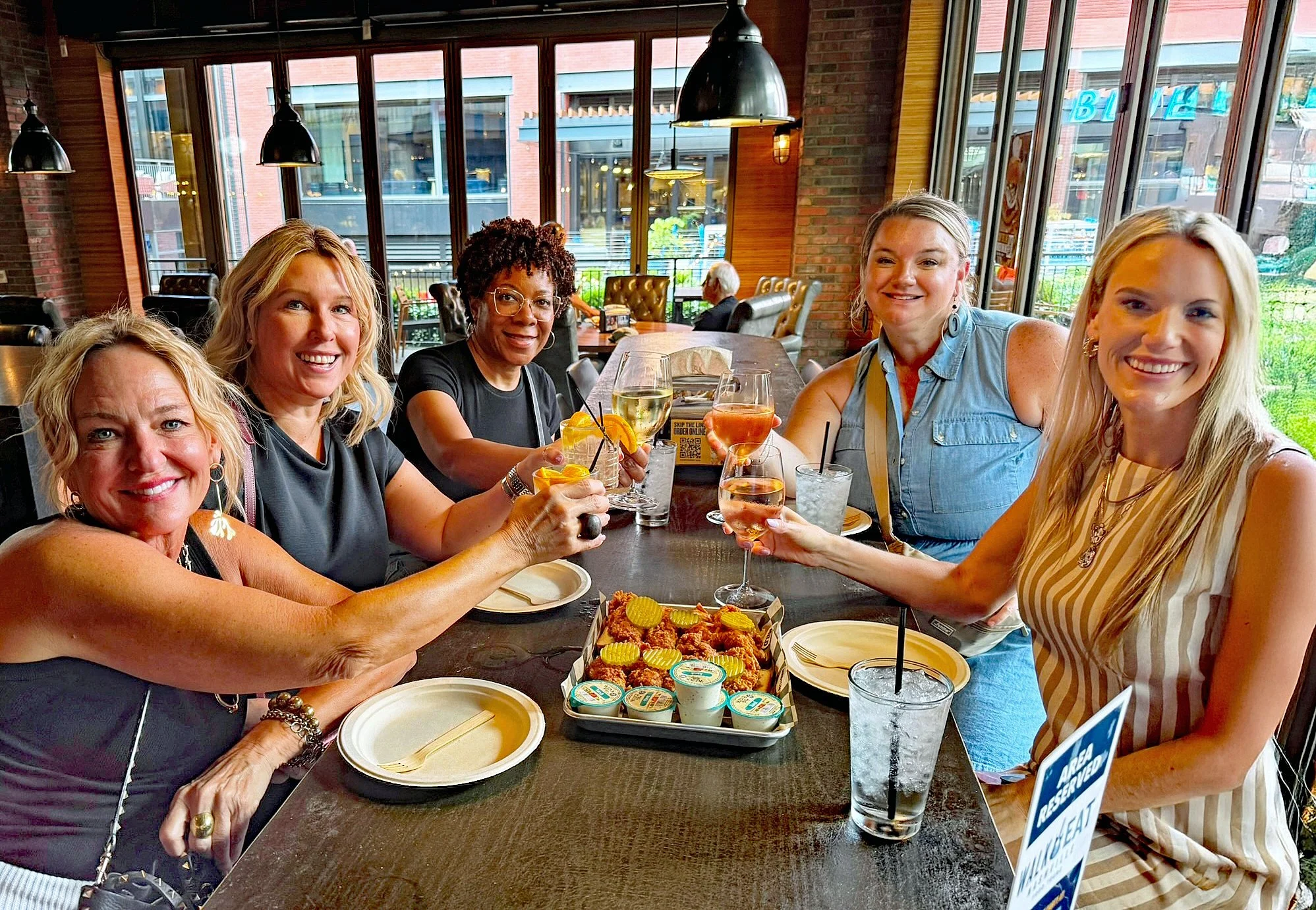 Guests sharing hot chicken and drinks on a Walk Eat Nashville food tour in Nashville