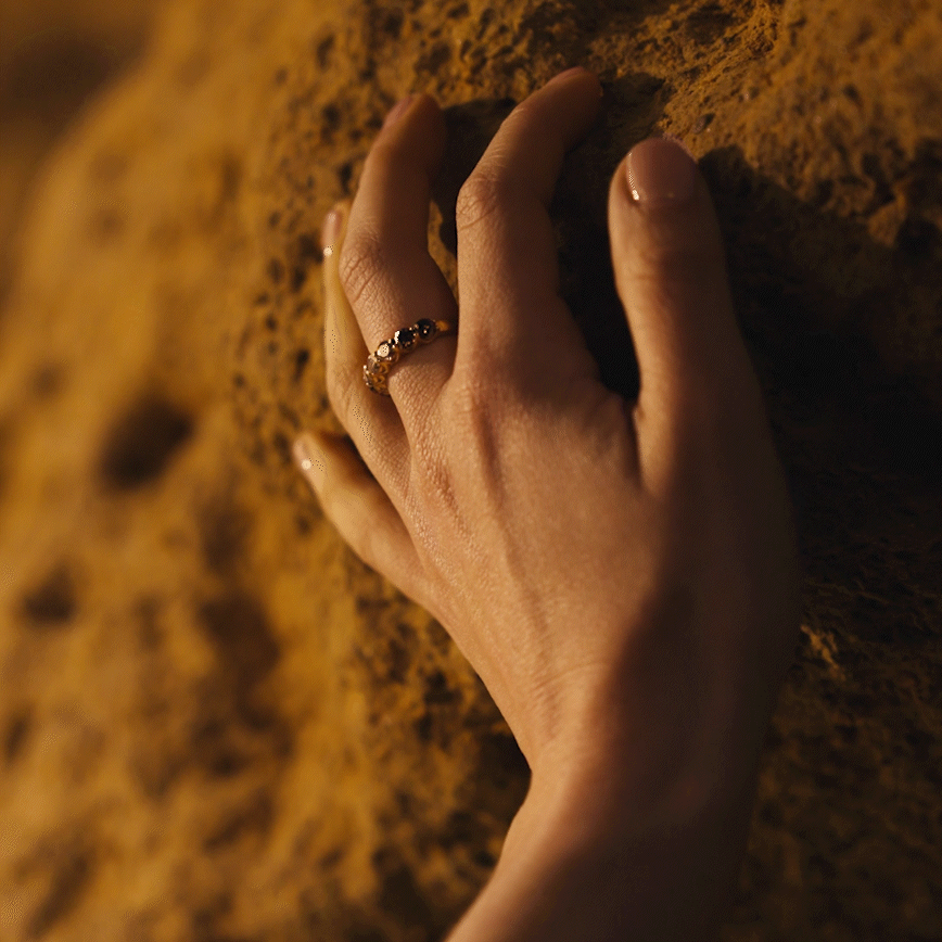 DeBeers_Q4Beacon_Split Screen_Fam Morning_10s_1x1.gif