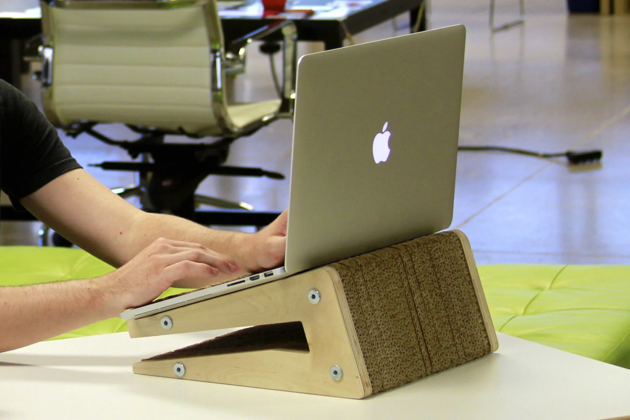 laptop stand .jpg