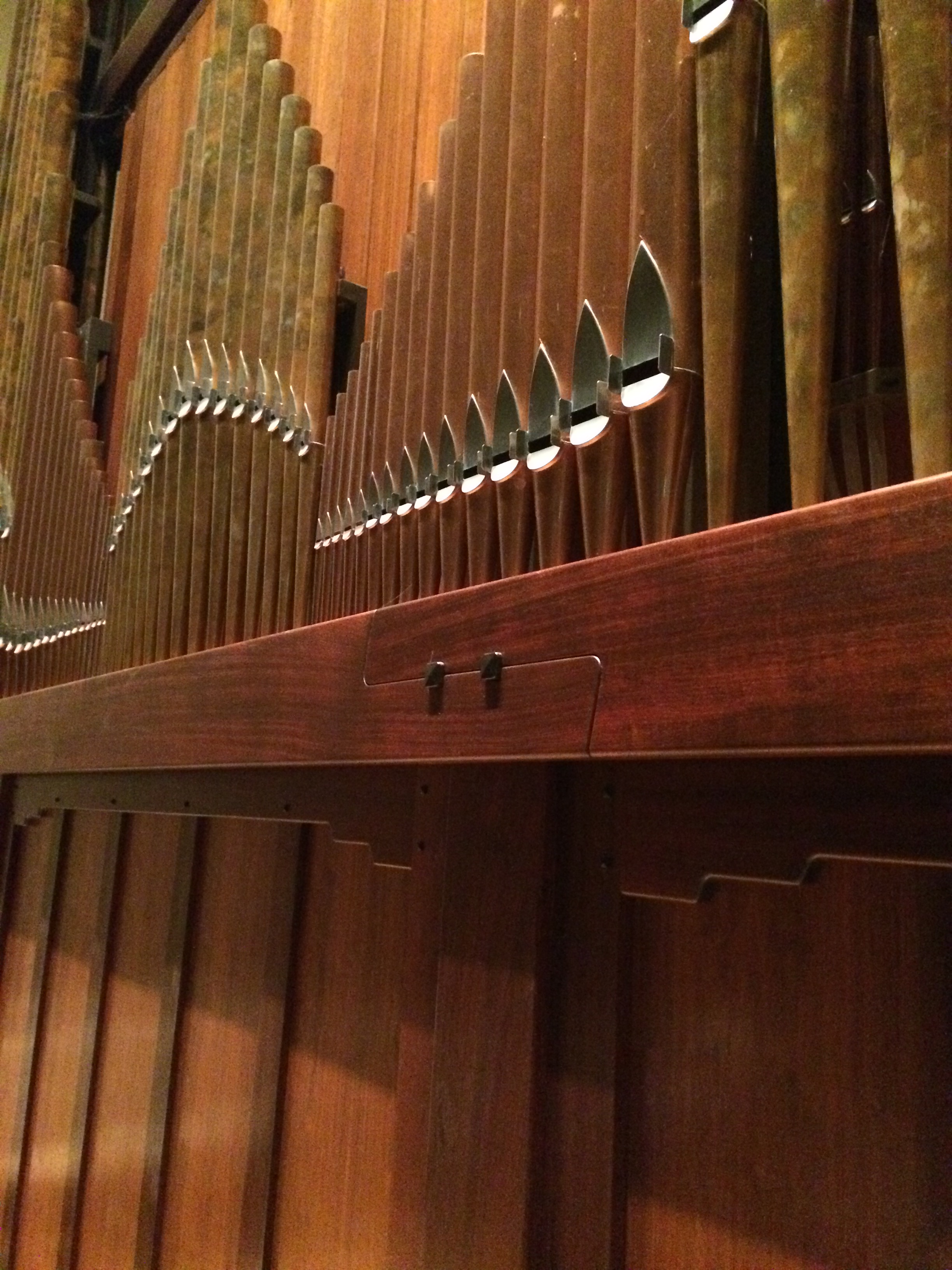 Detail of the instrument's casework, influenced by the Craftsman architectural style 