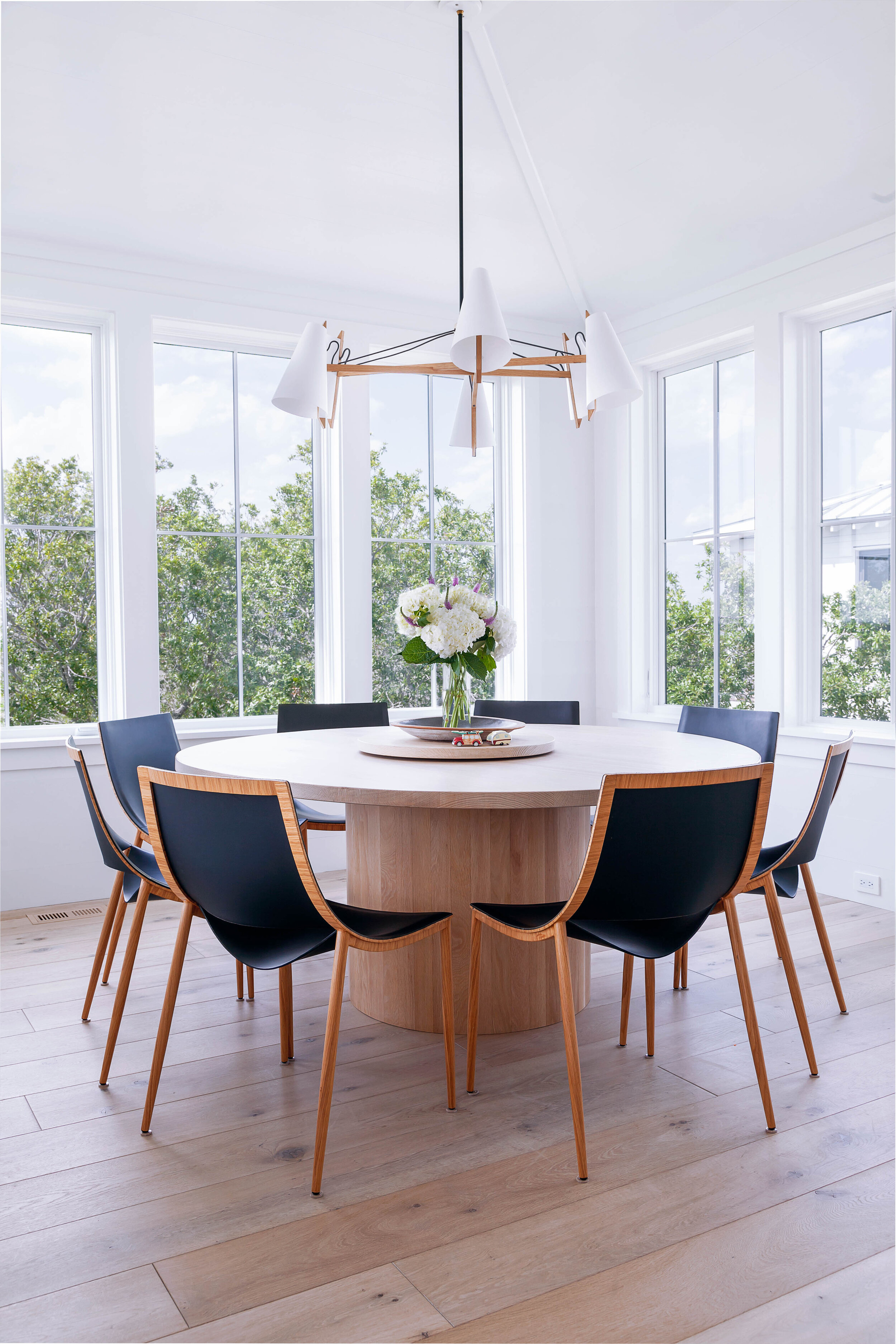 round-dining-room-table-designer-jenny-keenan