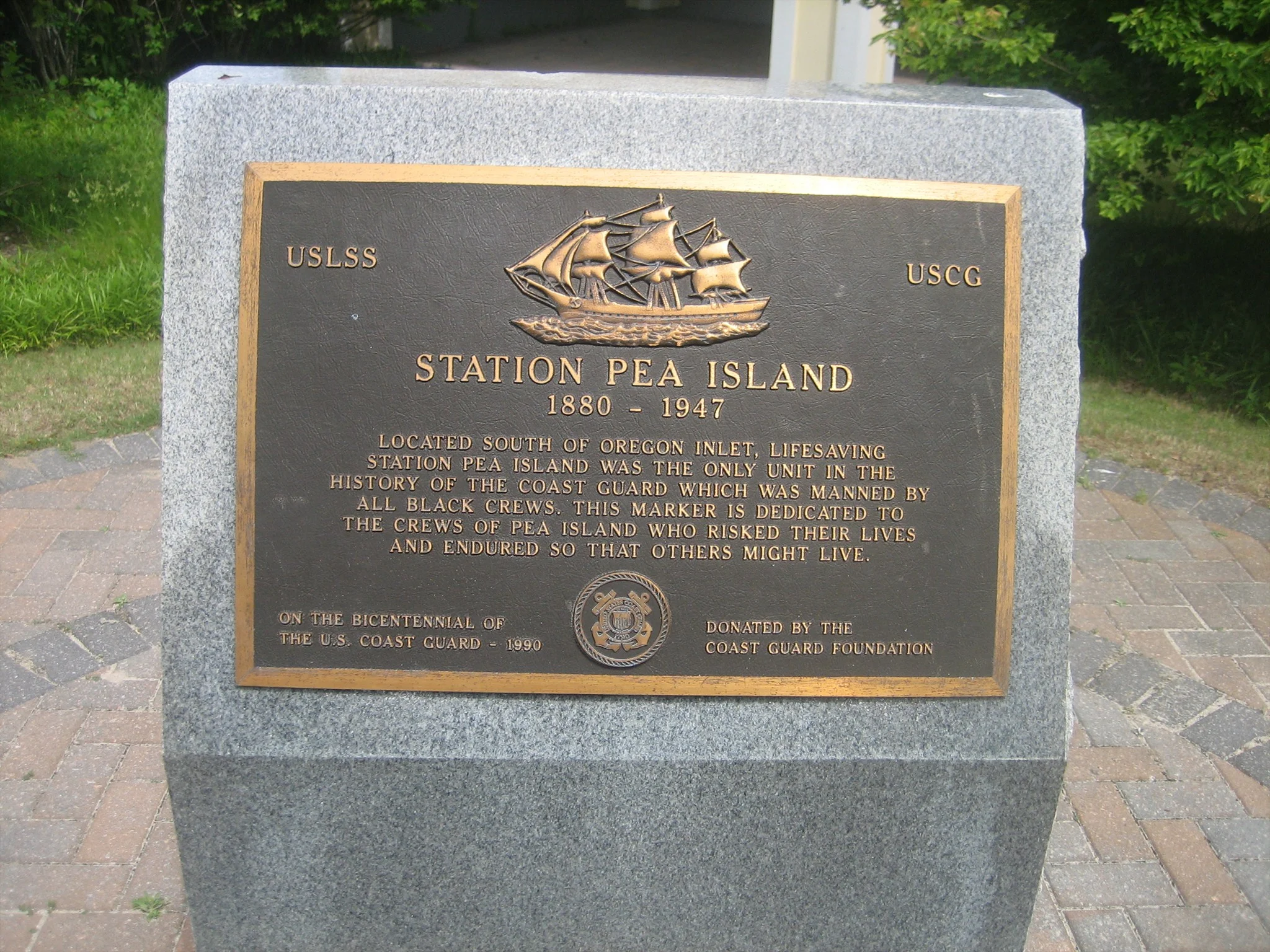 Historical marker honoring the service of the Pea Island Lifesaving Crew.