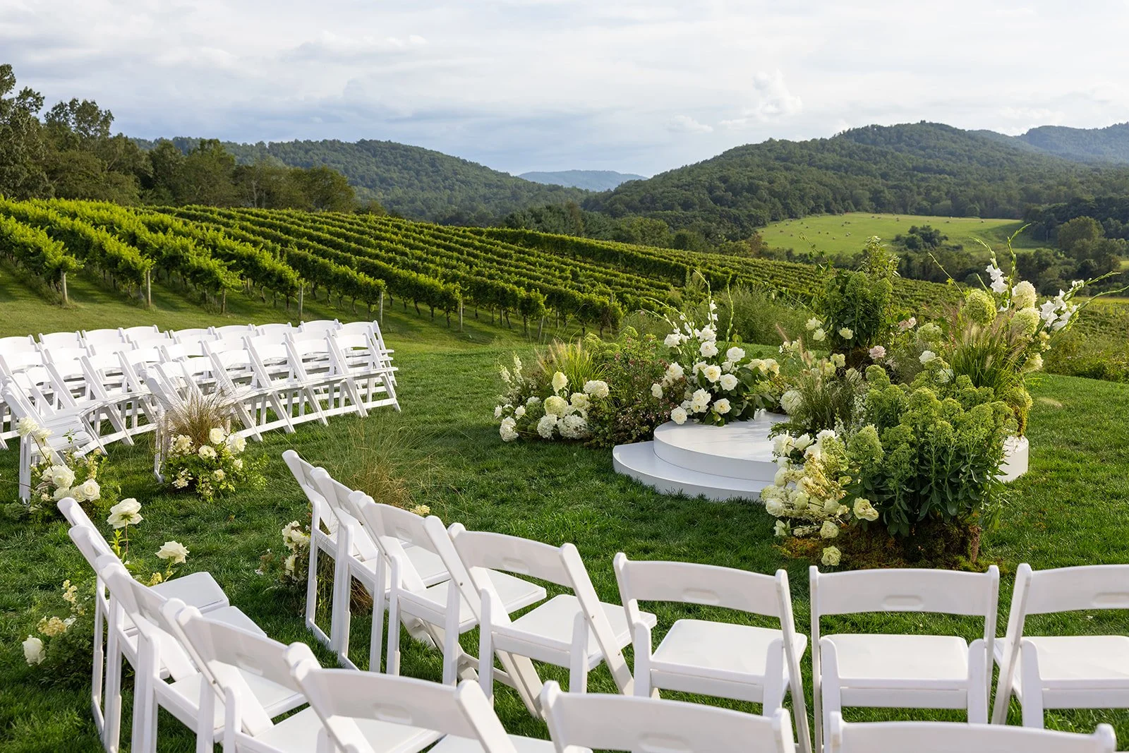 neutral, low grounded textural ceremony florals at Pippin Hill
