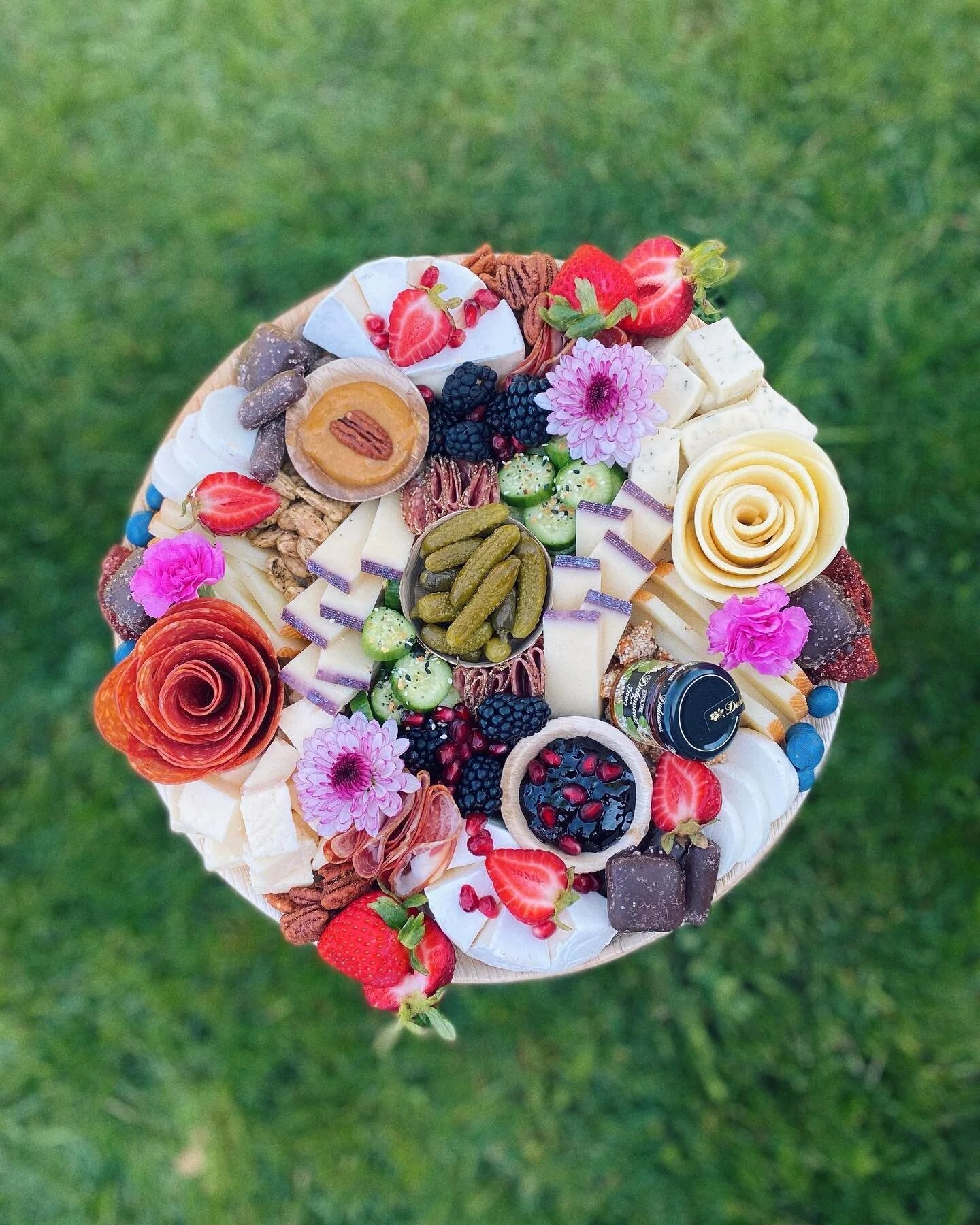 Beautiful day for some beautiful food 

#recess #indyeatshere #indyfoodscene #small business #charcuterie #summer