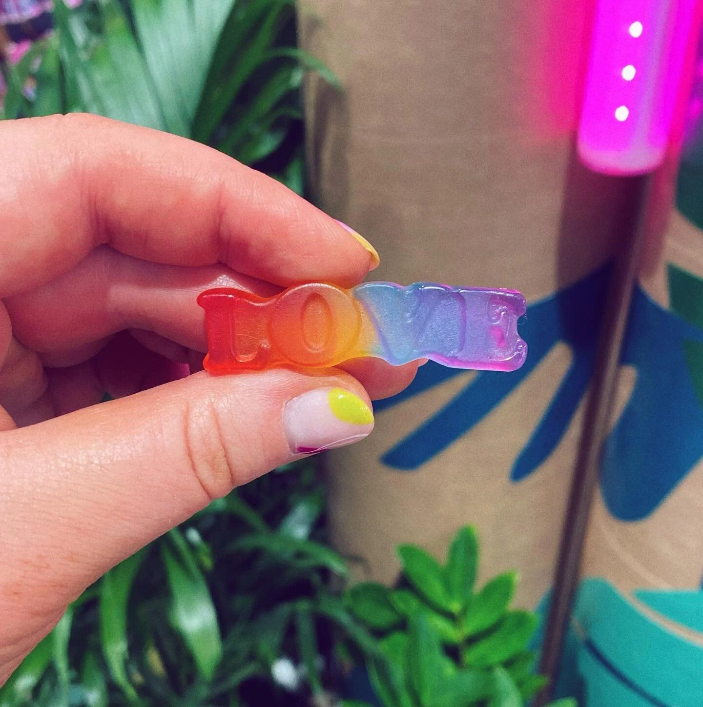The perfect gummy to celebrate the start of Pride 🏳️&zwj;🌈

Nails by the one and only @porsha_nailedit 

#pride #pridemonth #loveislove #katjes #recess #indy