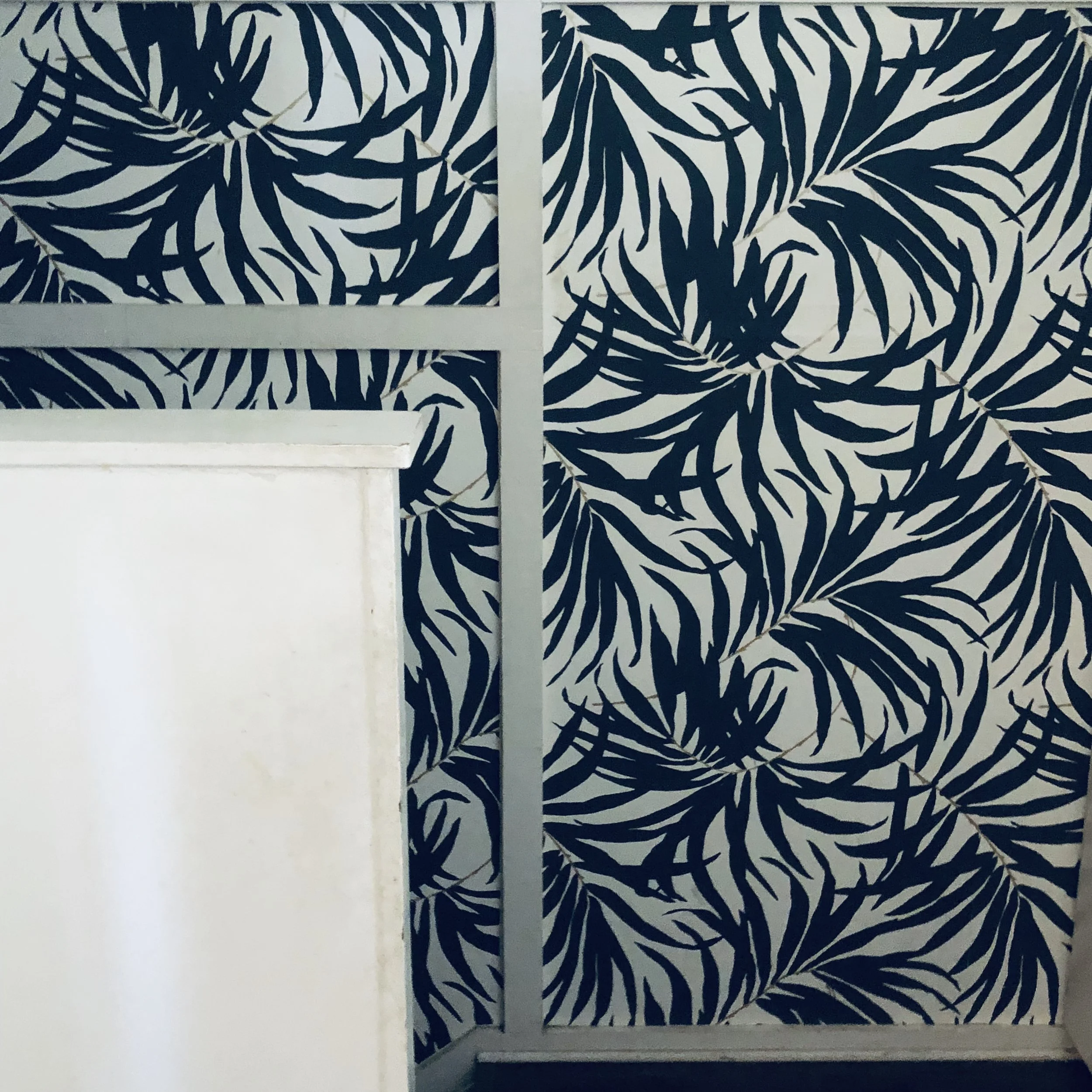 Designing in a rental can be scary and sometimes depressing with the fear of being charged when you move out, to an overwhelming amount of work to be done when it’s time to move on. 😫 Thats why I love removable wall paper! It adds dimension, artistic flair, and pizzazz to a specific area or focal wall. Here are some IG accounts I follow that have some really pretty selections! @ chasingpaper @bleucoin.official @coloraydecor @nohodesignsitemswelove