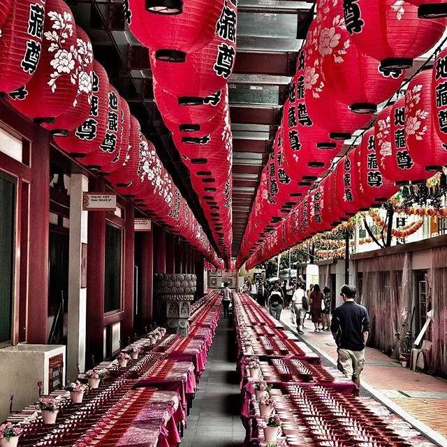 Holiday time with my mum! Singapore has been an amazing place to visit - this photo from mum @nolakphotos is amazing. Outside the Buddha Tooth Relic Temple was this set up for dinner - not sure who it was made up for, as our amazing guide @kaz1113 told us that is was the festival for &ldquo;the hungry ghost&rdquo; this month! 
We however have found many places to eat his week - no ghosts 👻