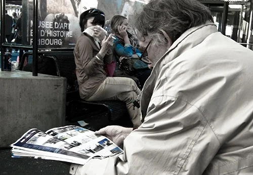 Se trata de una foto que tomé en la estación de Ginebra. Nicole, como decidí llamar a esta dama, no paraba de toser. Tosía tanto que hasta sentí pena ajena. De pronto, durante una breve pausa de su agónica crisis respiratoria, sacó delicadamente un cigarrillo de su llamativa bolsa. Toda una dama. Traté de ocultarme y disimular mi interés en la escena que juzgué casi preparada para mi cámara. Obviamente me vio fotografiarla, pero no creo que haya entendido lo que me motivó a hacerlo.