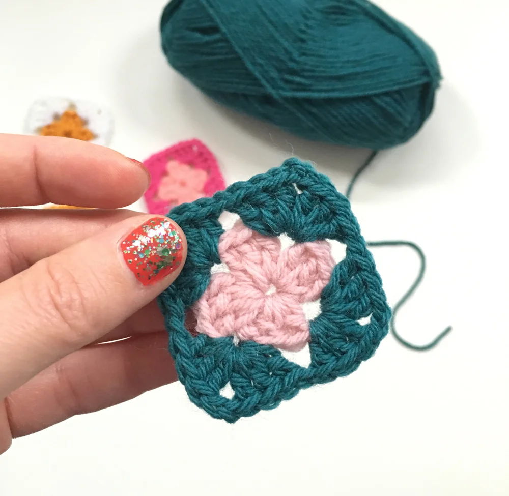 how to crochet a mini granny square