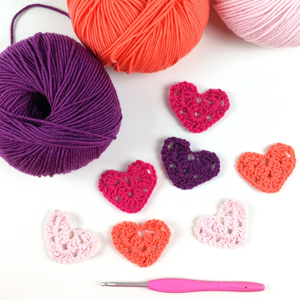 how to crochet a mini granny heart