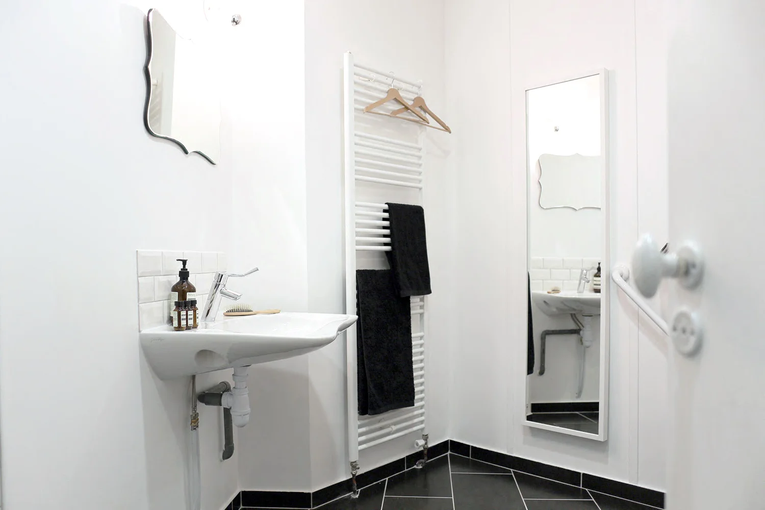 3CHANGING ROOM01-la belle equipe.jpg