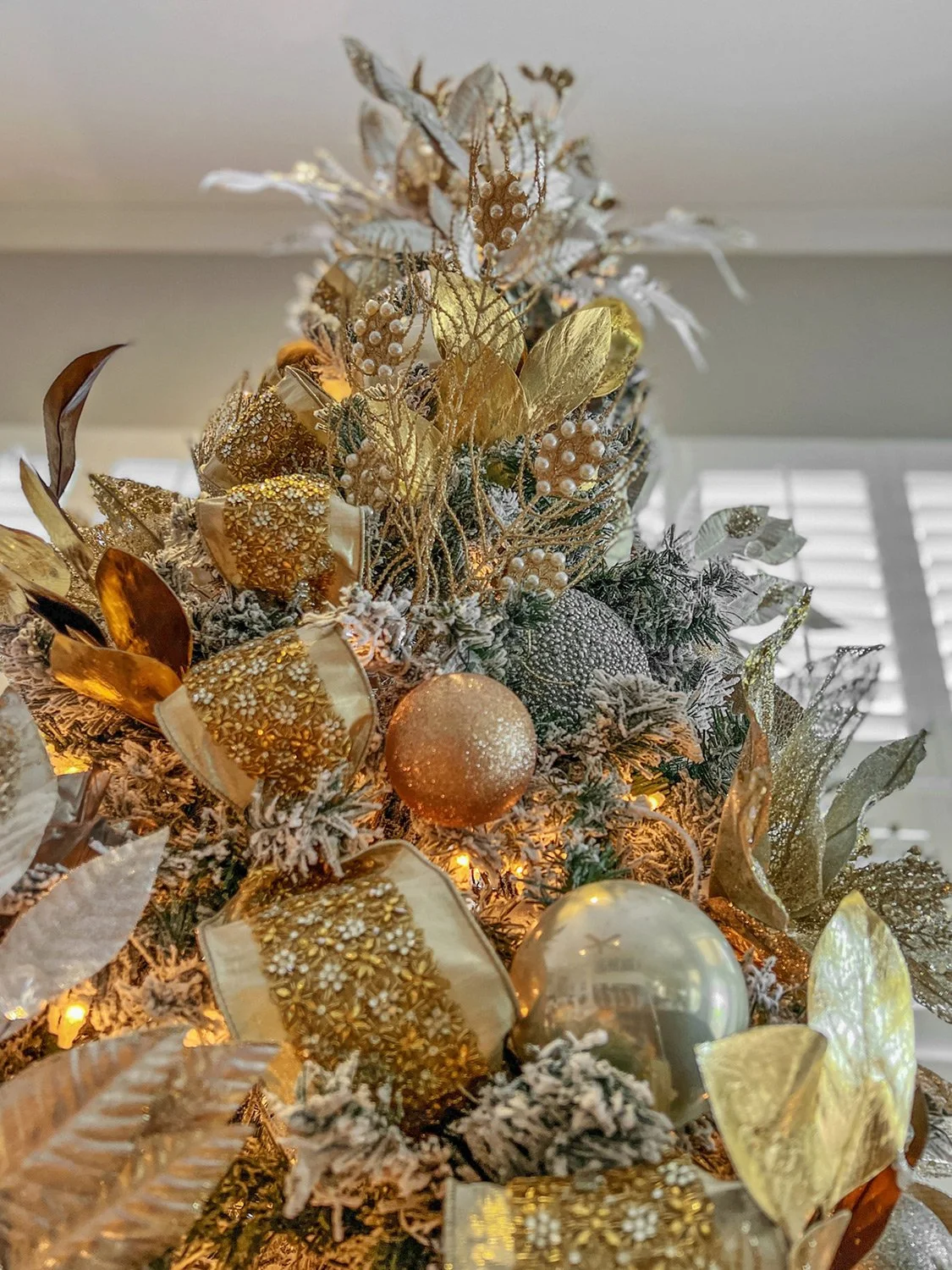 Christmas Tree Decorations With Gold Ribbons