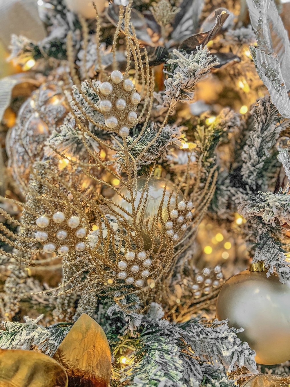 south-florida-christmas-tree-holiday-decor-close-up-detail-sparkling-bridget-king-captiva-design-blog.jpg