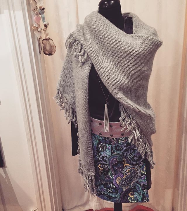 Just nu i butik Estilo, originell kjol Maria by the Sea, marinbl&aring; blus i sidenstrech fr&aring;n Dea Kudibal, v&auml;rmande stickad sjal Knit-Knit och halsband med mockatofs fr&aring;n Sun. Samtliga plagg finns &auml;ven i andra f&auml;rger o m&