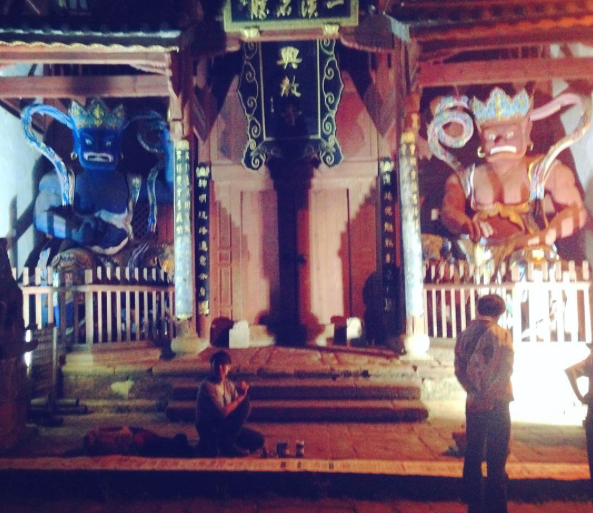 August 2017: Painting the Dongba #roadtoheaven in front of Xingjiao Temple in Shaxi (Tea Horse Road). Photo:Alfred/ Christine /// repost: @theparhelia