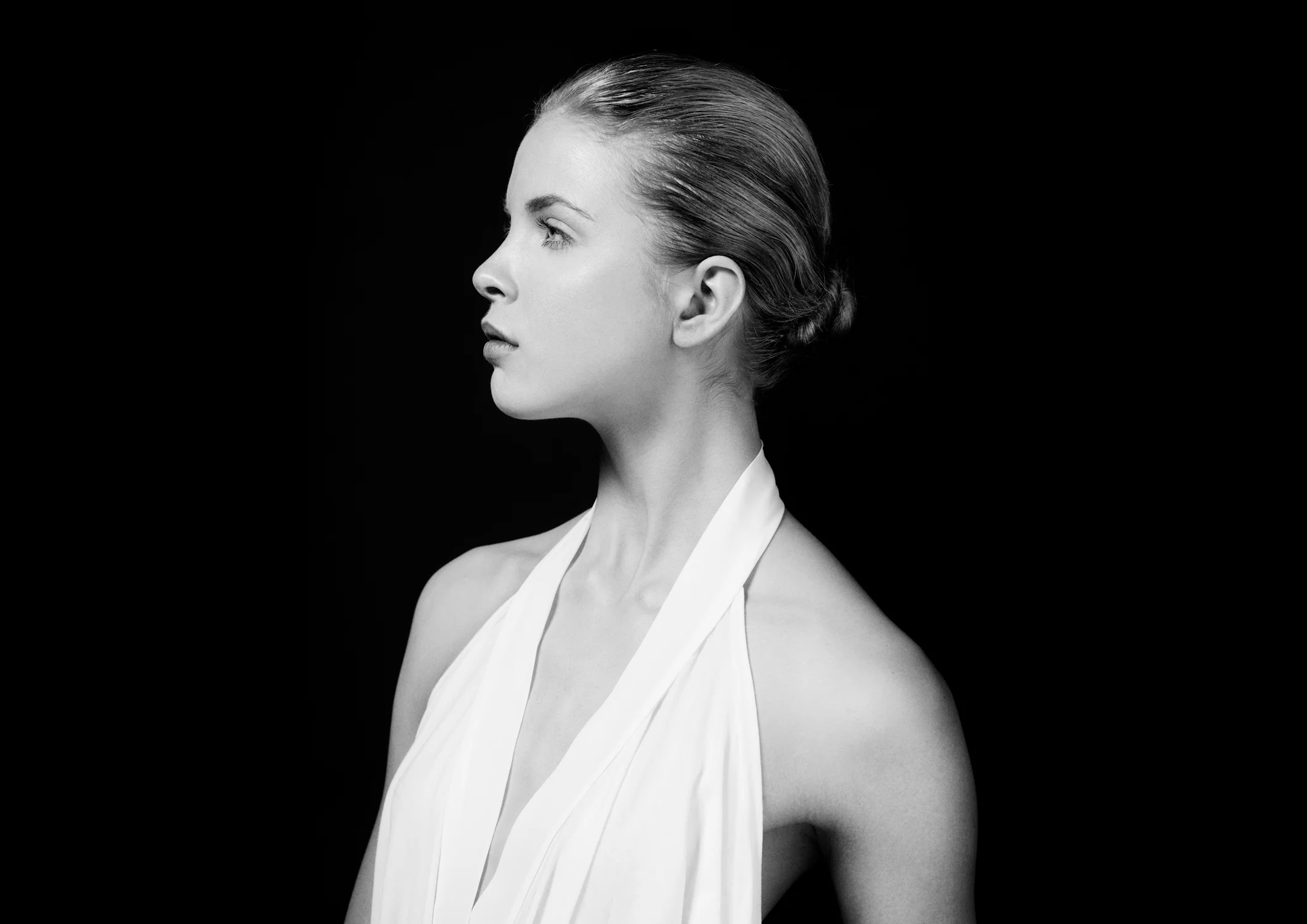 Black and white profile portrait of a model.jpg