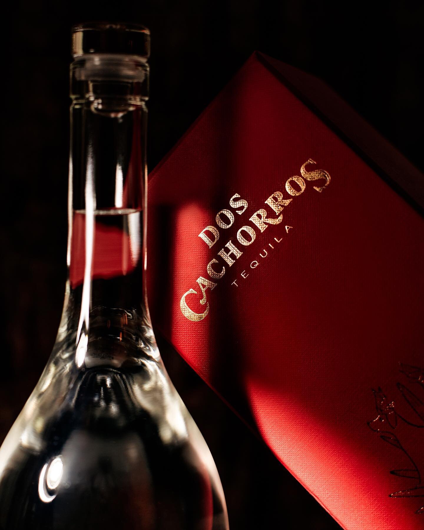 @doscachorrospa desde Los Altos en Jalisco, nace un tequila artesanal, sin aditivos, confeccionado bajo los más altos estándares de producción.
Identidad visual de Marca / Etiquetas / Empaque #doscachorros
#branding #identida