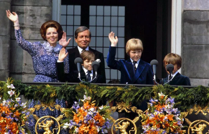 Queen Beatrix with Prince Claus and their children Constantijn , King Willem-Alexander , and Friso on the balcony of the Royal Palace in Amsterdam following the abdication of Queen Juliana, 1980. • Wikimedia Commons