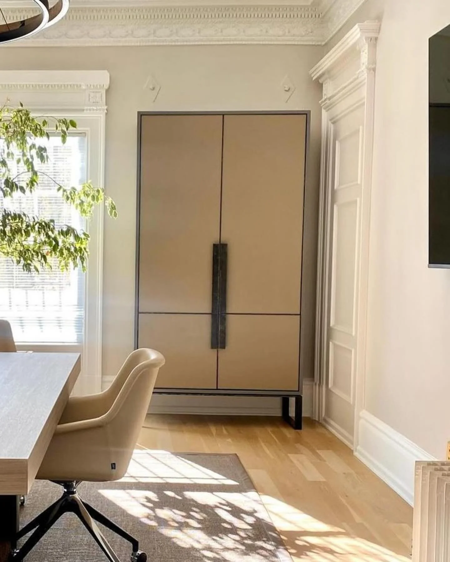 Natural light meets modern luxury ☀️ with our Chelsea Leather Armoire in this serene office, redesigned by the amazing Caroline Tryba Design 🤍