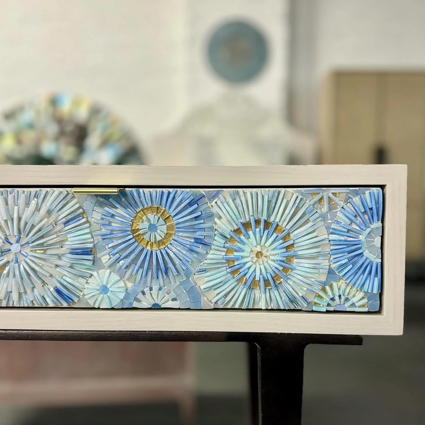 ✨ Piece of the Week ✨

Artisan elegance: the Pavia Desk with hand-cut glass mosaic blossoms in shimmering blue and gold. ✨🩵💙

custom crafted for the lovely @lesliekravet