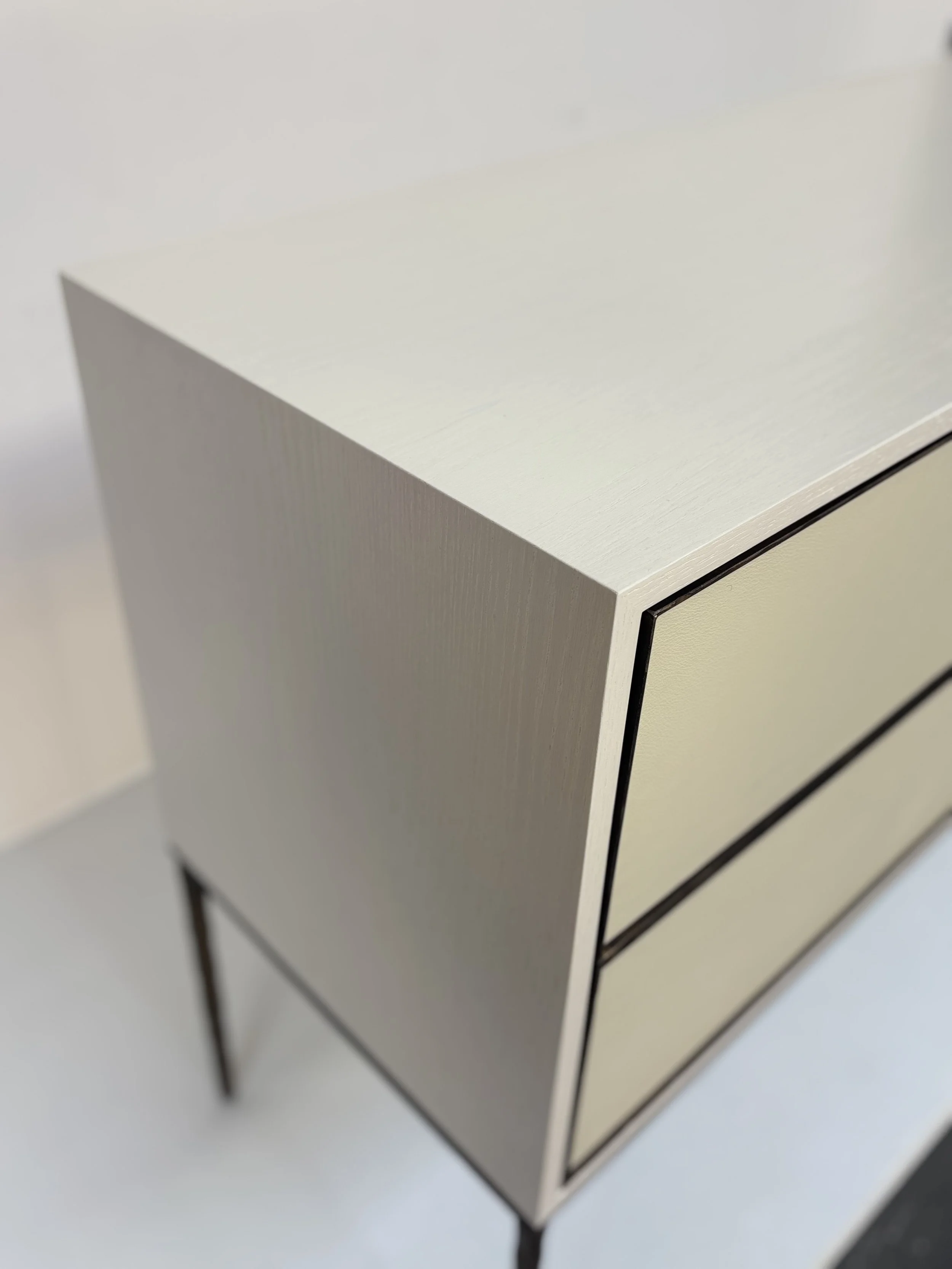 four door leather console - detail .jpg