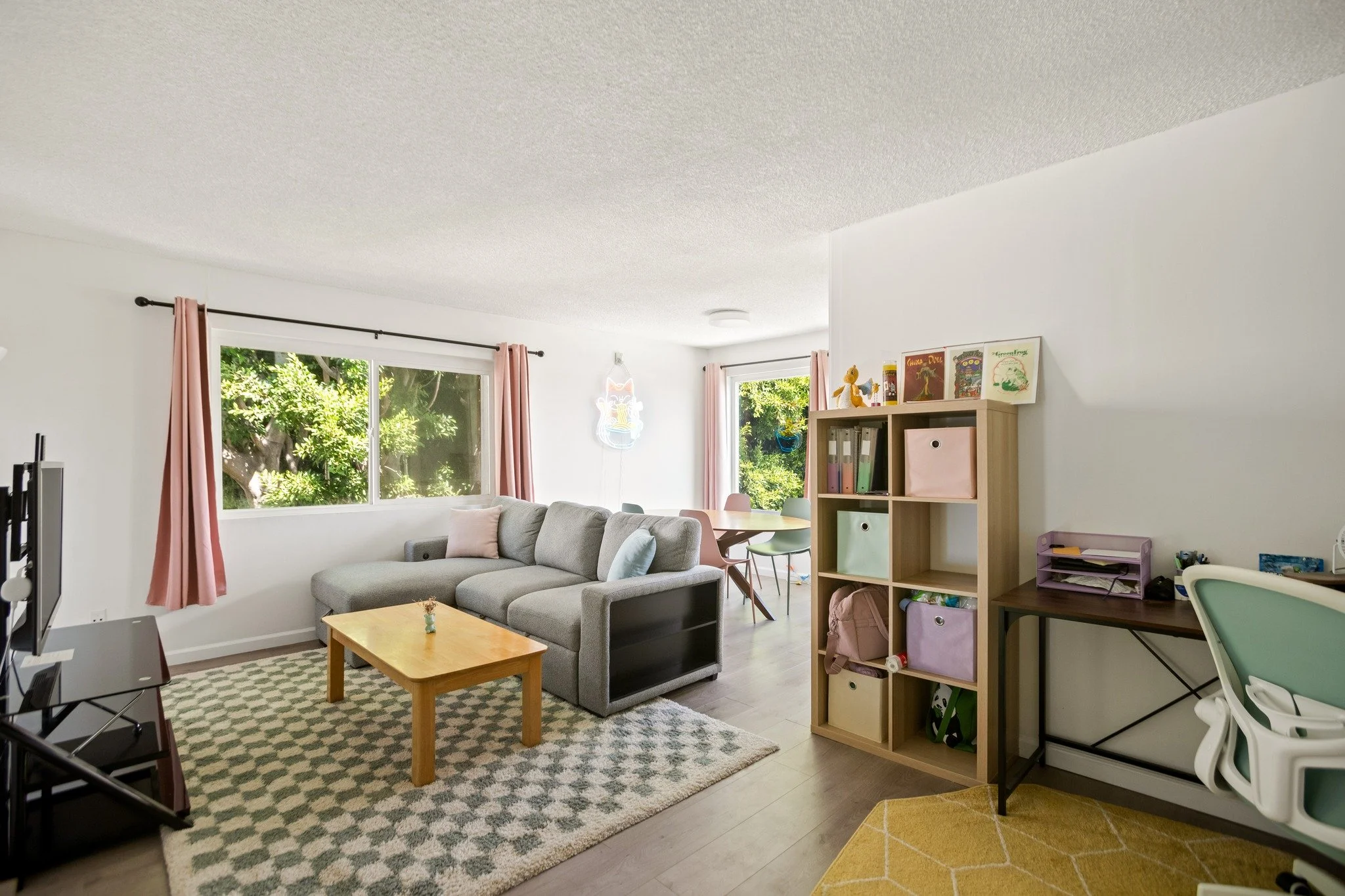 ✨ New Listing | West Hollywood Condo ✨
Top-floor 1 bed, 1 bath retreat perfectly placed just off the famed Sunset Strip!
🌿 Surrounded by greenery and filled with natural light
🏠 584 sq ft | End unit with open floor plan + hard surface flooring
💦