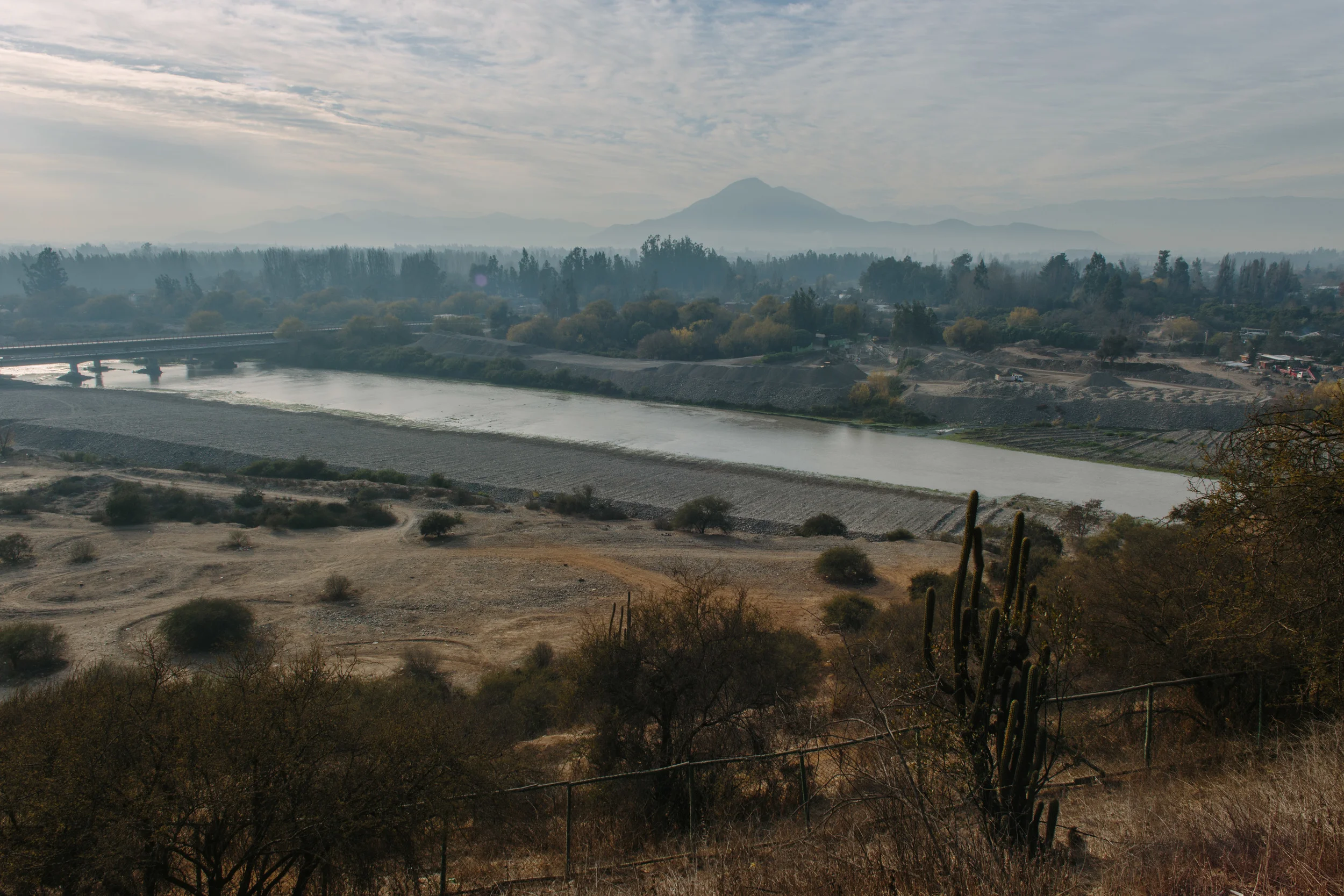 Once again a river, having been joined by the Angostura and the Mapocho, the Maipo flows out of the Metropolitan Region and into the Valparaiso Region toward the coast.