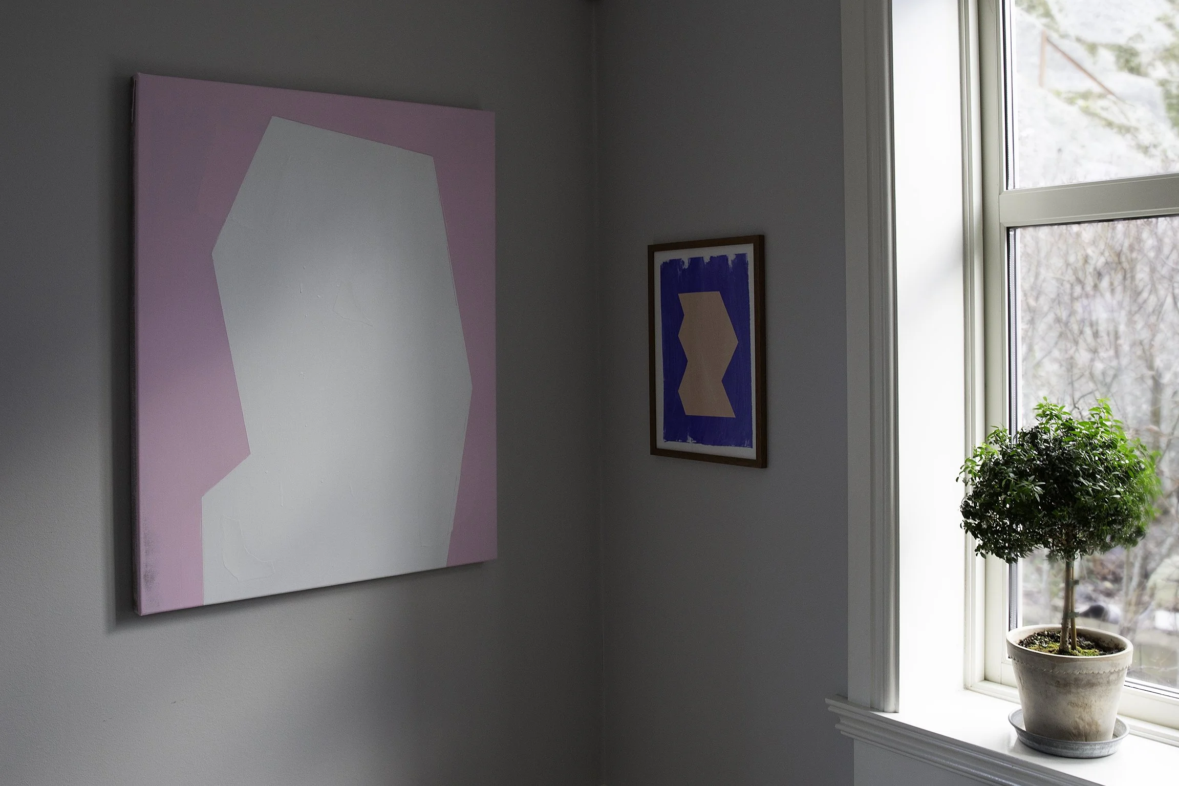rosa tavla och kollage in situ 2.jpg