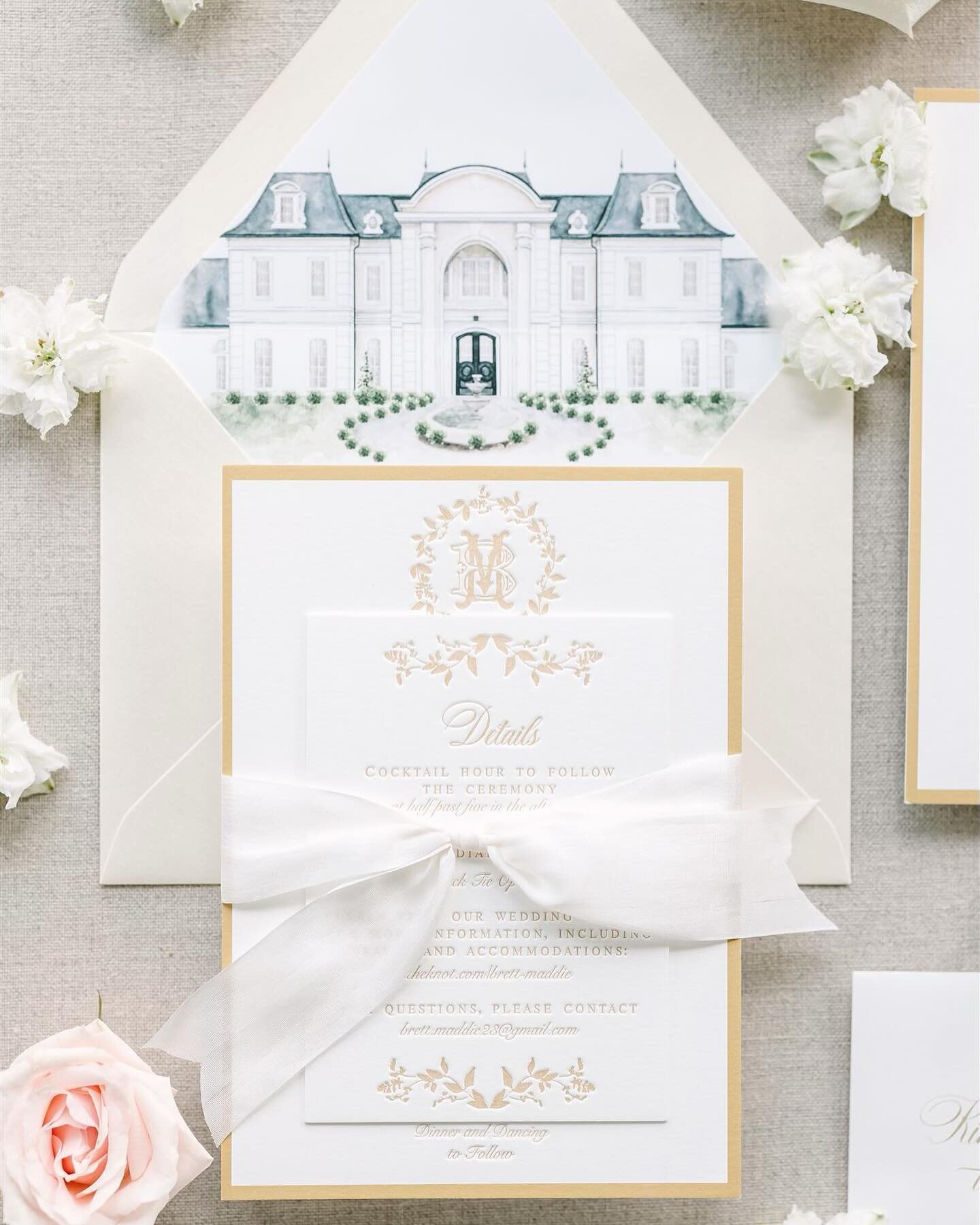 Designing this suite from start to finish was so delightful with @maddiegracebrinner! Her @thehillsideestatetx venue painting was so fun to play with - Maddie featured it on her envelope liners, cocktail napkins and even table number signs. Loved lov