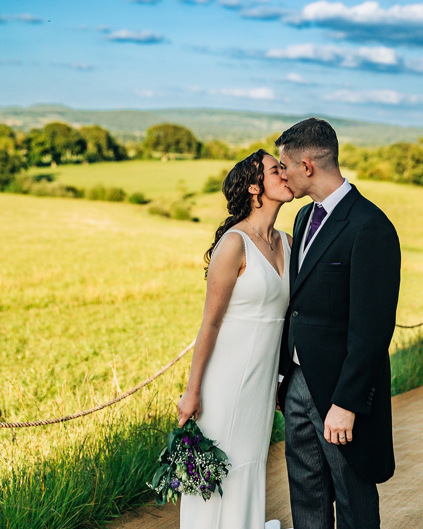 Meet Alice and Josh, they celebrated their special day on a rural English countryside just outside of Bath, Somerset. Here&rsquo;s a few highlights from their beautiful outdoor wedding&hellip;

#farmwedding #farmweddings #colourfulwedding #colourfulw